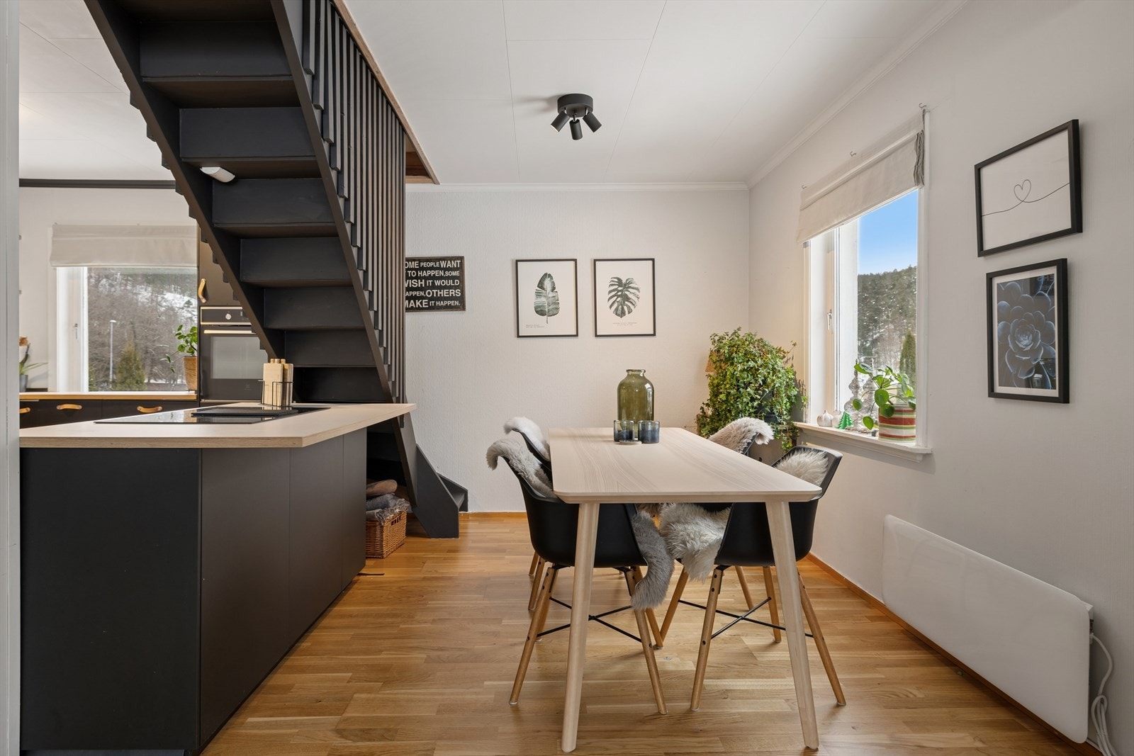 God plass til spisegruppe ved kjøkkenet. Galleribilde