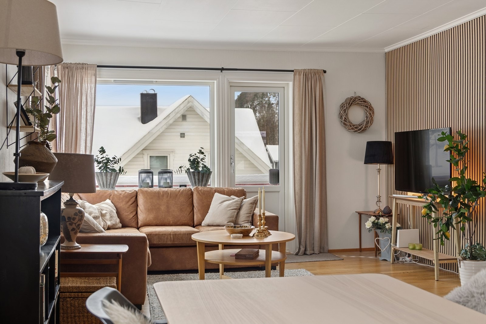 Fra stuen er det utgang til en solrik, sørvendt balkong. Galleribilde