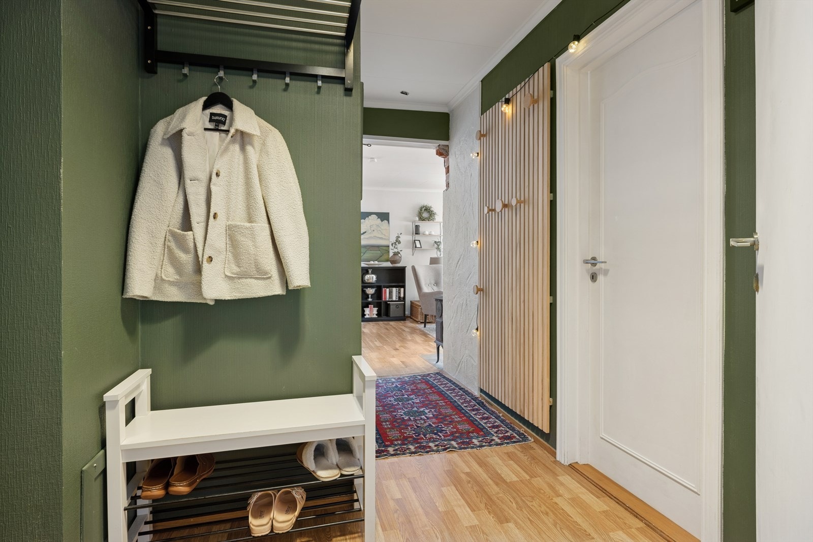 Koselig entré med plass til å henge fra seg yttertøy og sko. Galleribilde