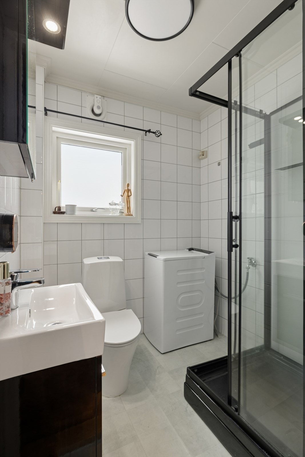 Pent bad med nytt dusjkabinett satt inn i 2025. Galleribilde