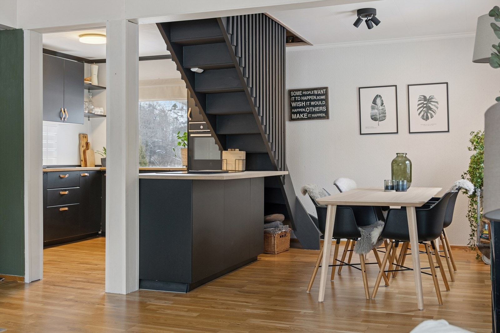 Fra stuen er det trapp opp til praktisk, innredet loftstue. Galleribilde