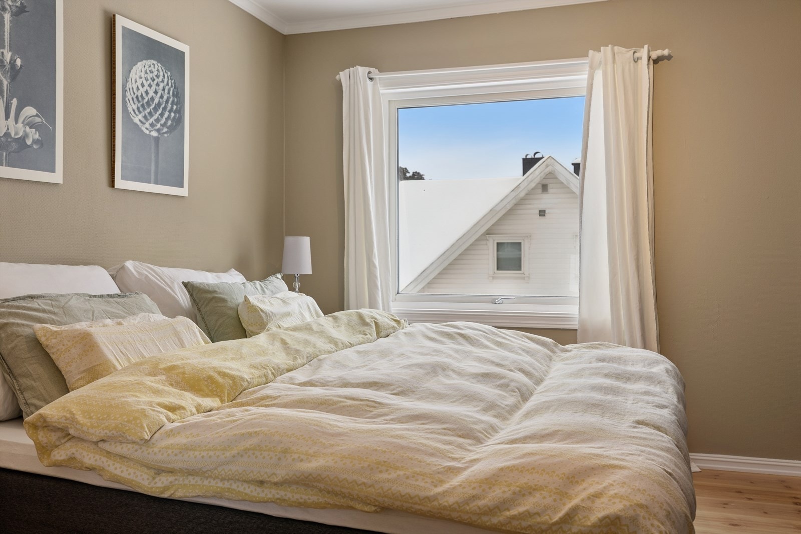 Vindu vendt mot rolig hageområde. Galleribilde