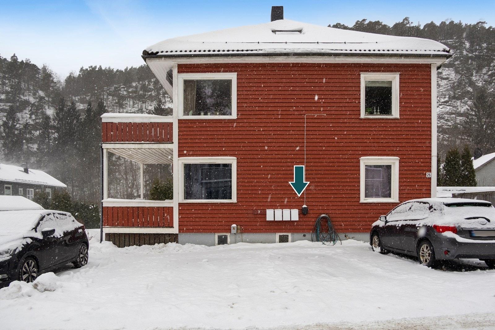 Felles eiet tomt m/ biloppstillingsplasser. Den aktuelle leiligheten disponerer biloppstillingsplass m/ el-bil lader. Galleribilde