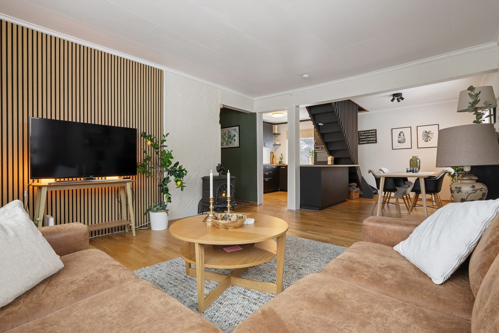 Lys og pen stue i åpen løsning, med gode innredningsmuligheter. Galleribilde