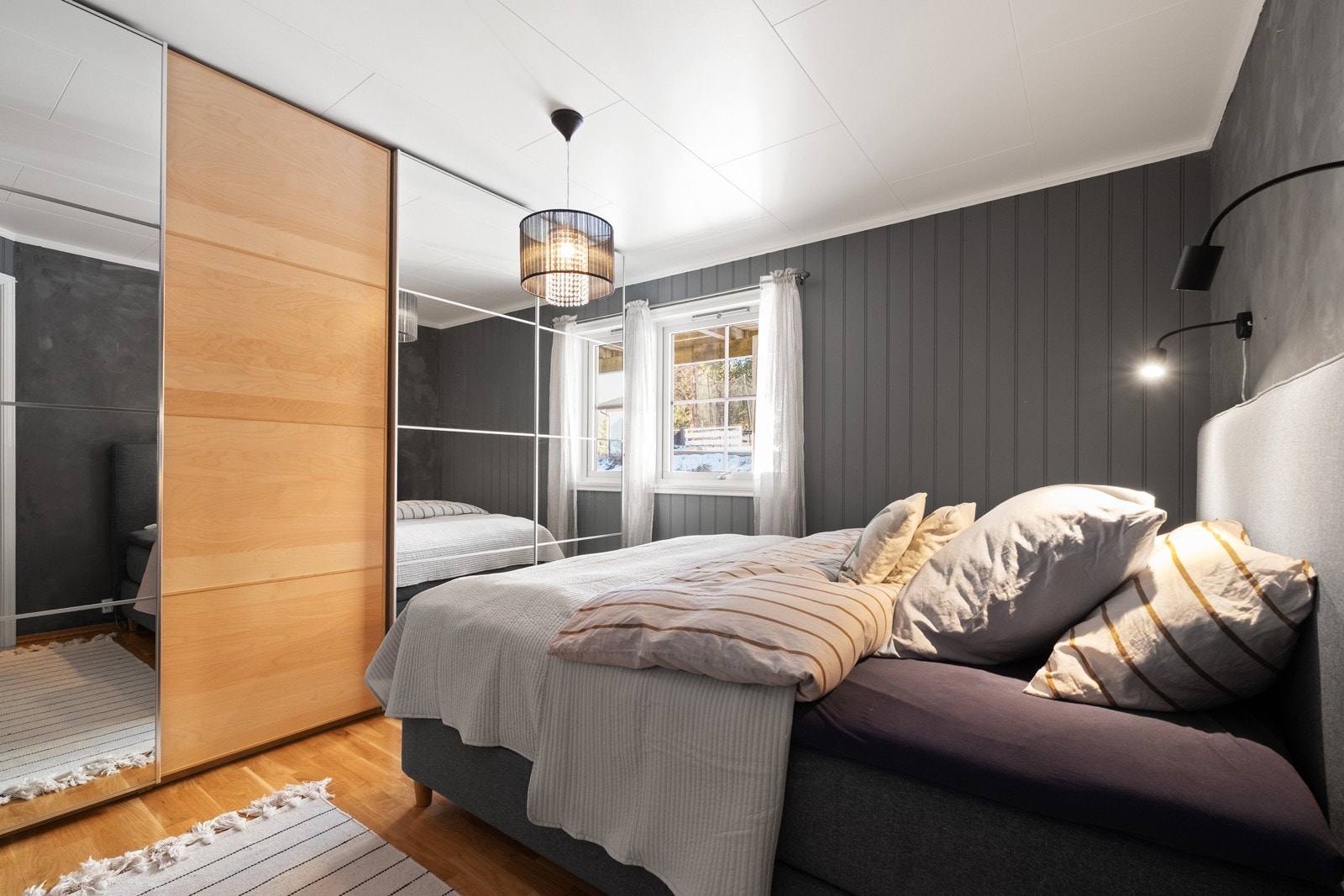 Tre av husets fire soverom ligger i 1. etasjen, og hovedsoverommet har skyvedørsgarderobe med speilfronter montert. Galleribilde