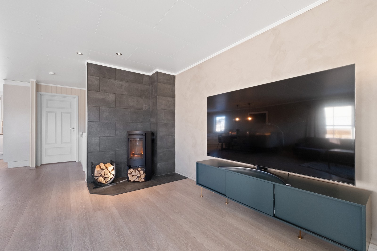 Vedovn i stuen gir effektiv oppvarming og skaper en koselig atmosfære. Galleribilde