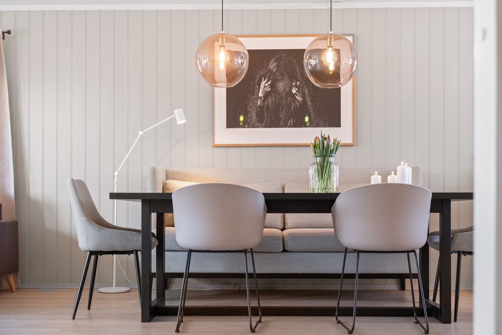 God plass til en stor spisestue. Galleribilde