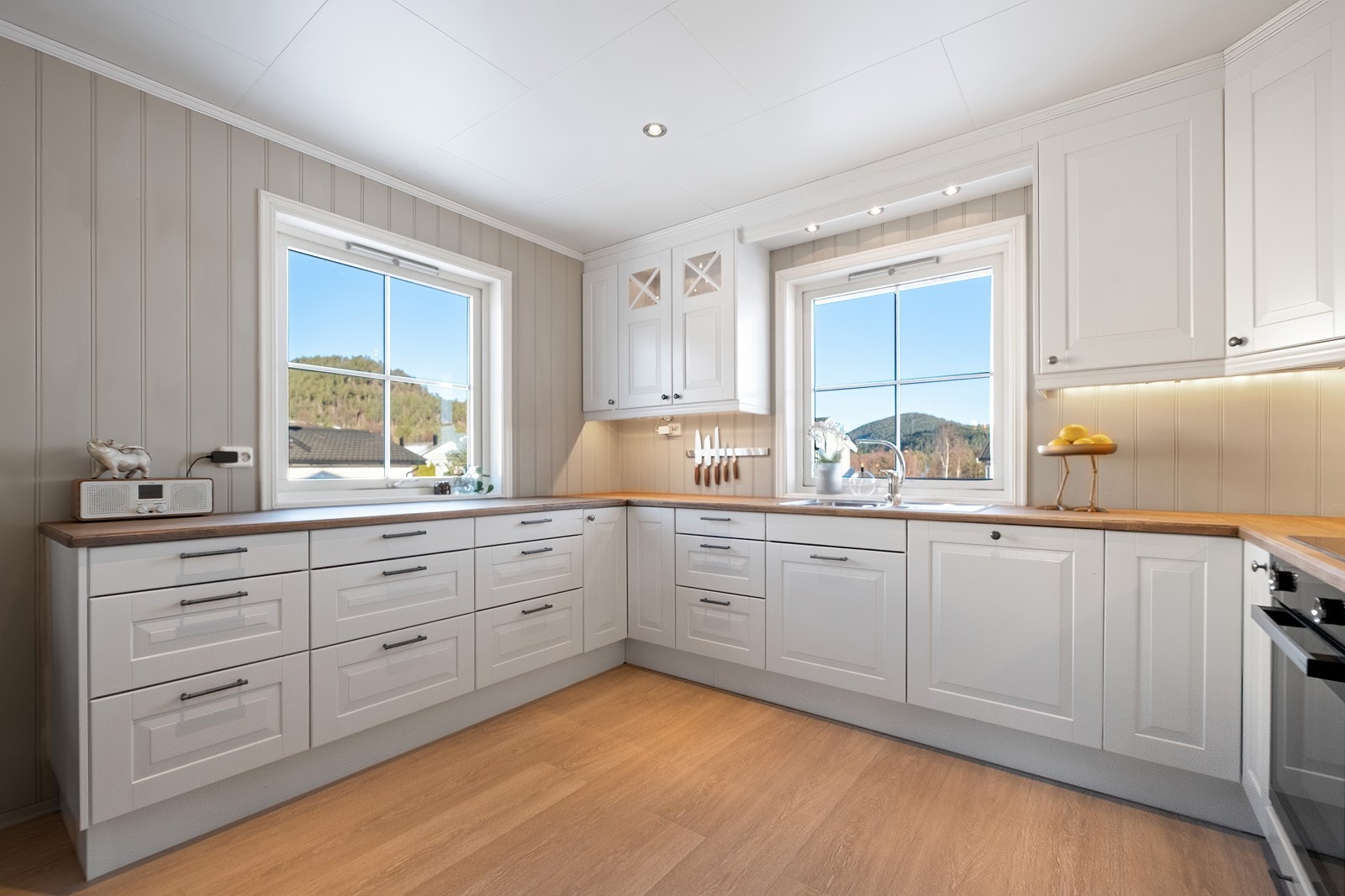 God benkeplass og rikelig med skap på kjøkkenet gir mye oppbevaringsmuligheter. Galleribilde