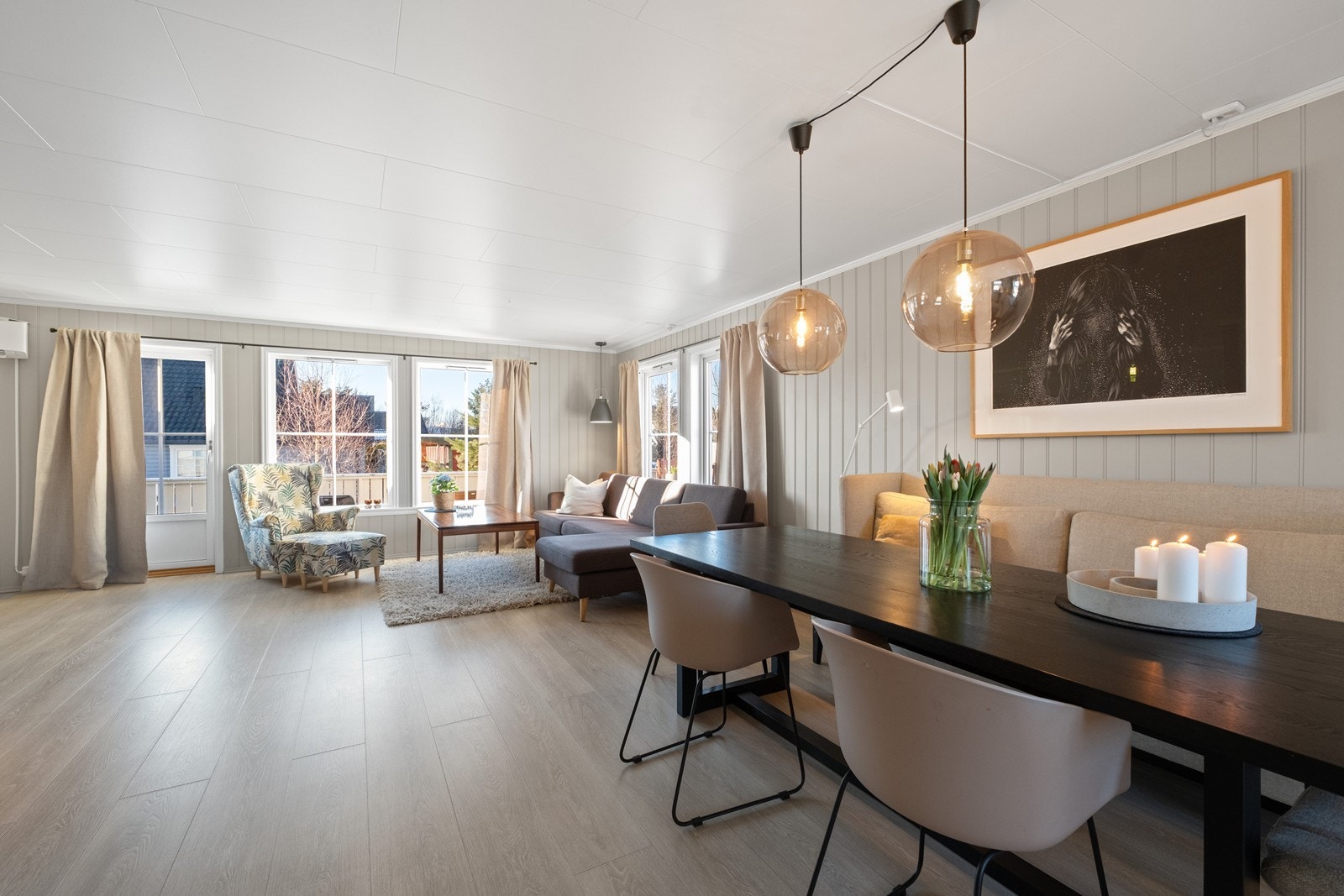 Den åpne løsningen gjør stue og kjøkken til husets naturlige samlingspunkt. Galleribilde