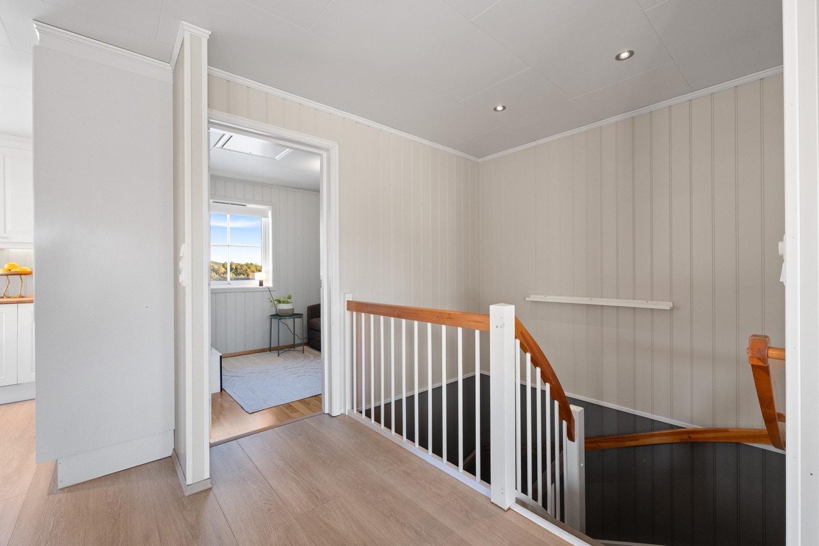 Trappen til 1. etasjen er praktisk plassert mellom stue/ kjøkken og soverommet. Galleribilde