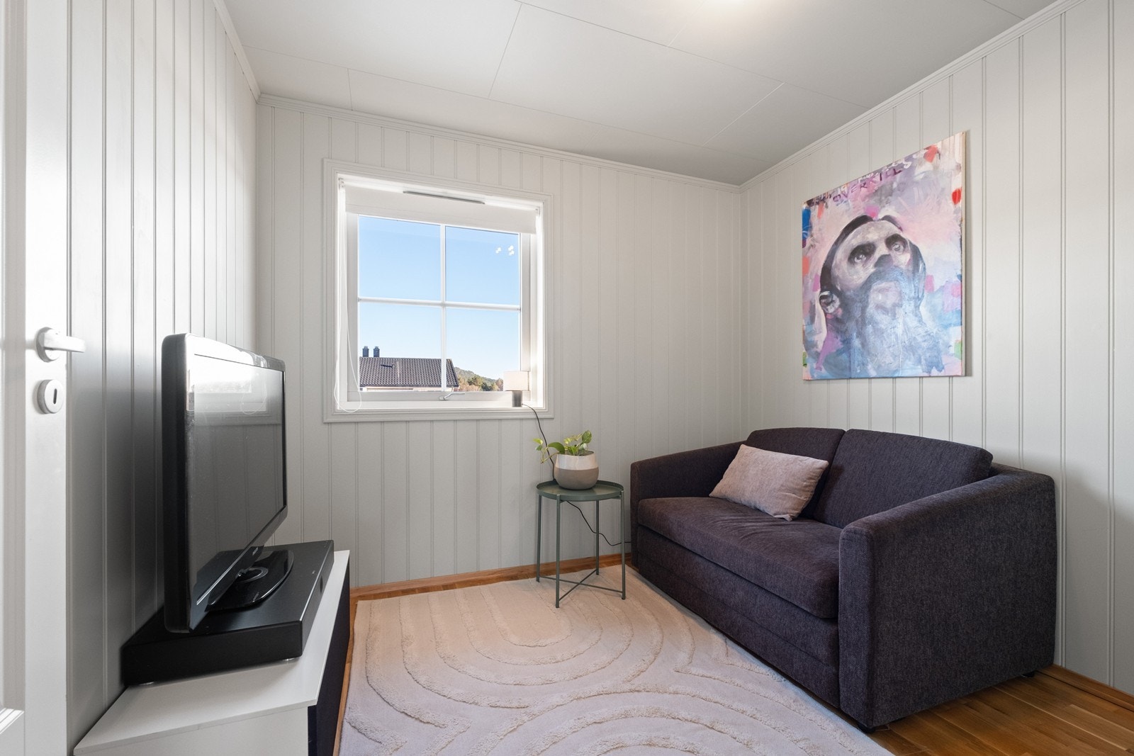 I 2. etasjen finner man husets ett av totalt fire soverom, i dag brukt som tv-stue. Galleribilde