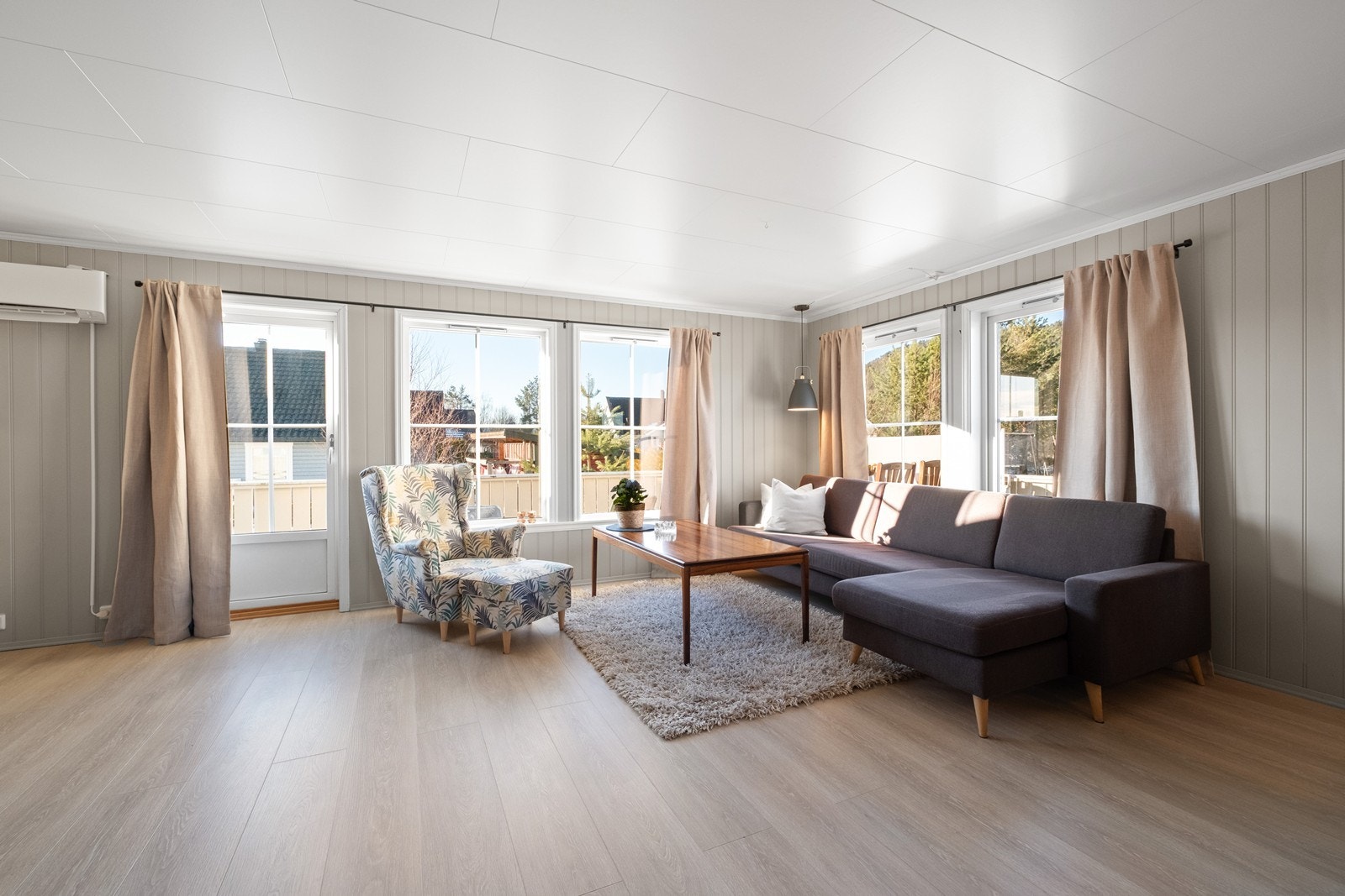 Fra stuen har man dør ut til verandaen. Galleribilde