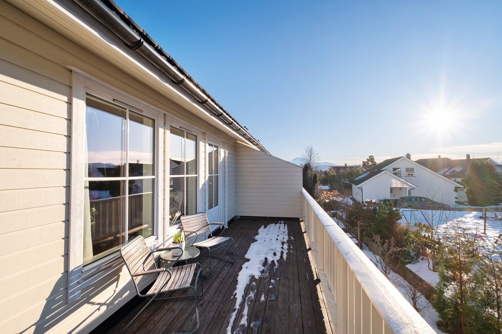 På sommerstid kan man her nyte solen fra tidlig på ettermiddagen og til langt på kveld. Galleribilde