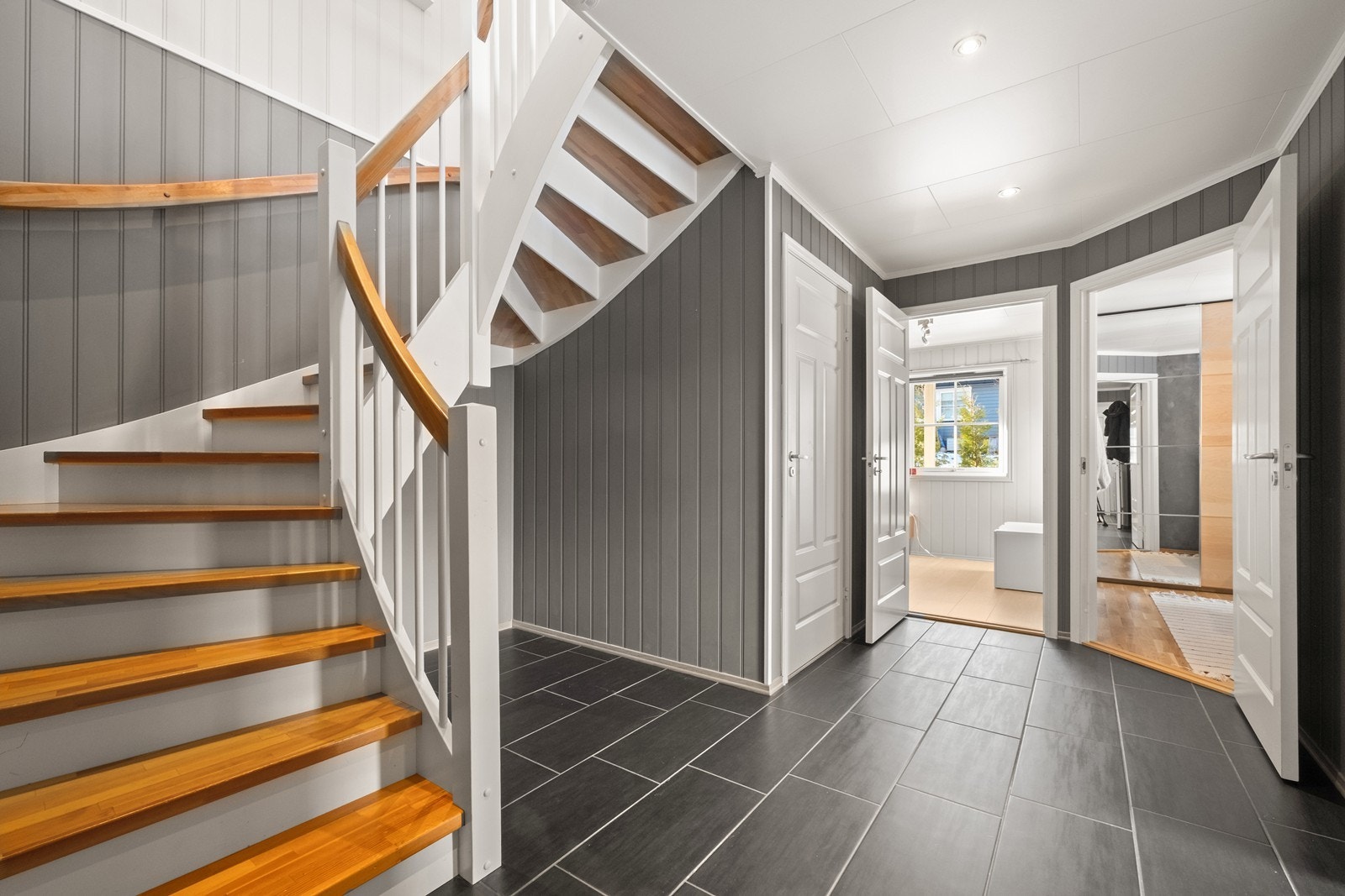 I 1. etasjen har man god plass til oppbevaring i trapperom/ hall. Galleribilde