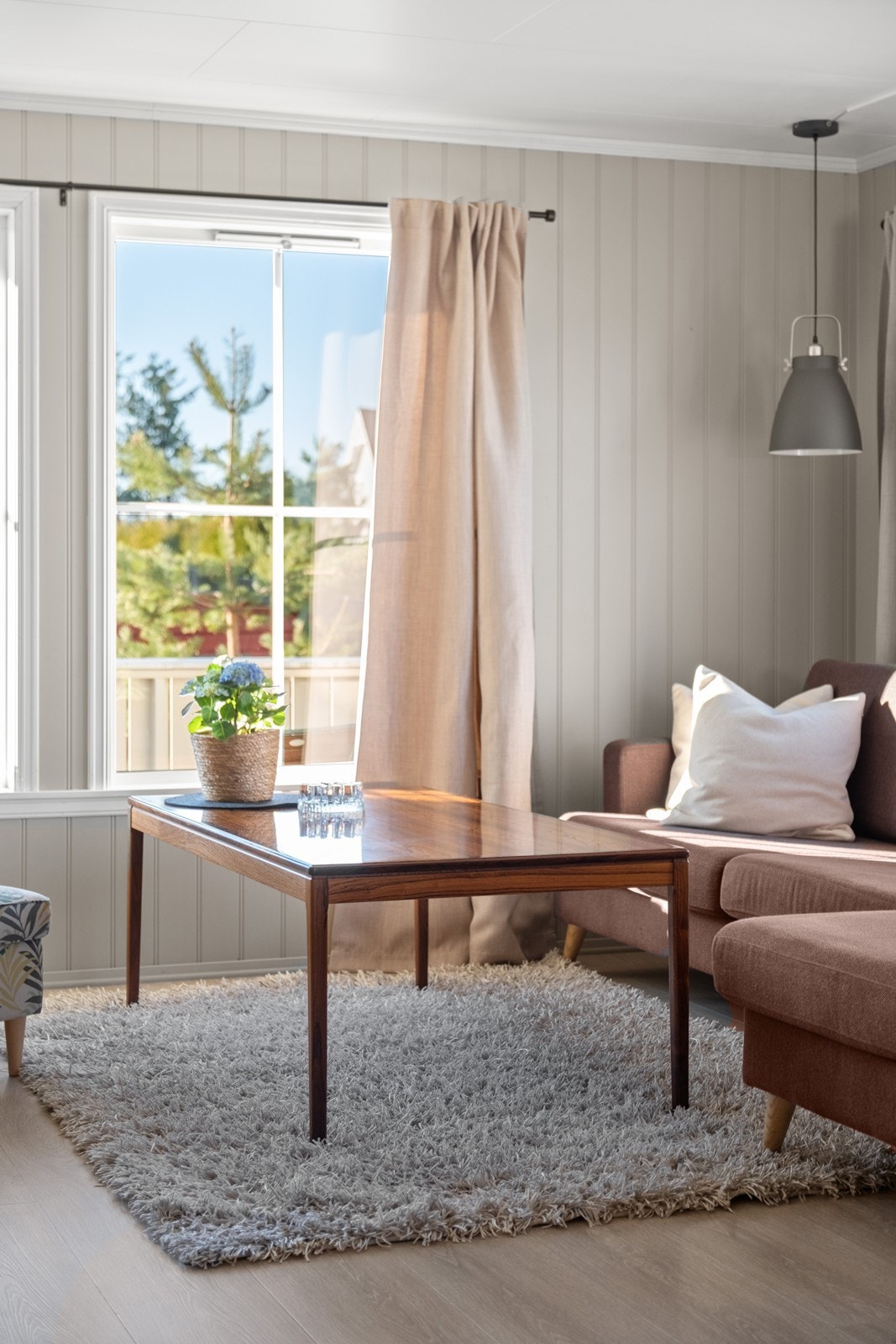 Store vinduer i stuen gir rikelig med naturlig lys og utsyn mot hagen. Galleribilde