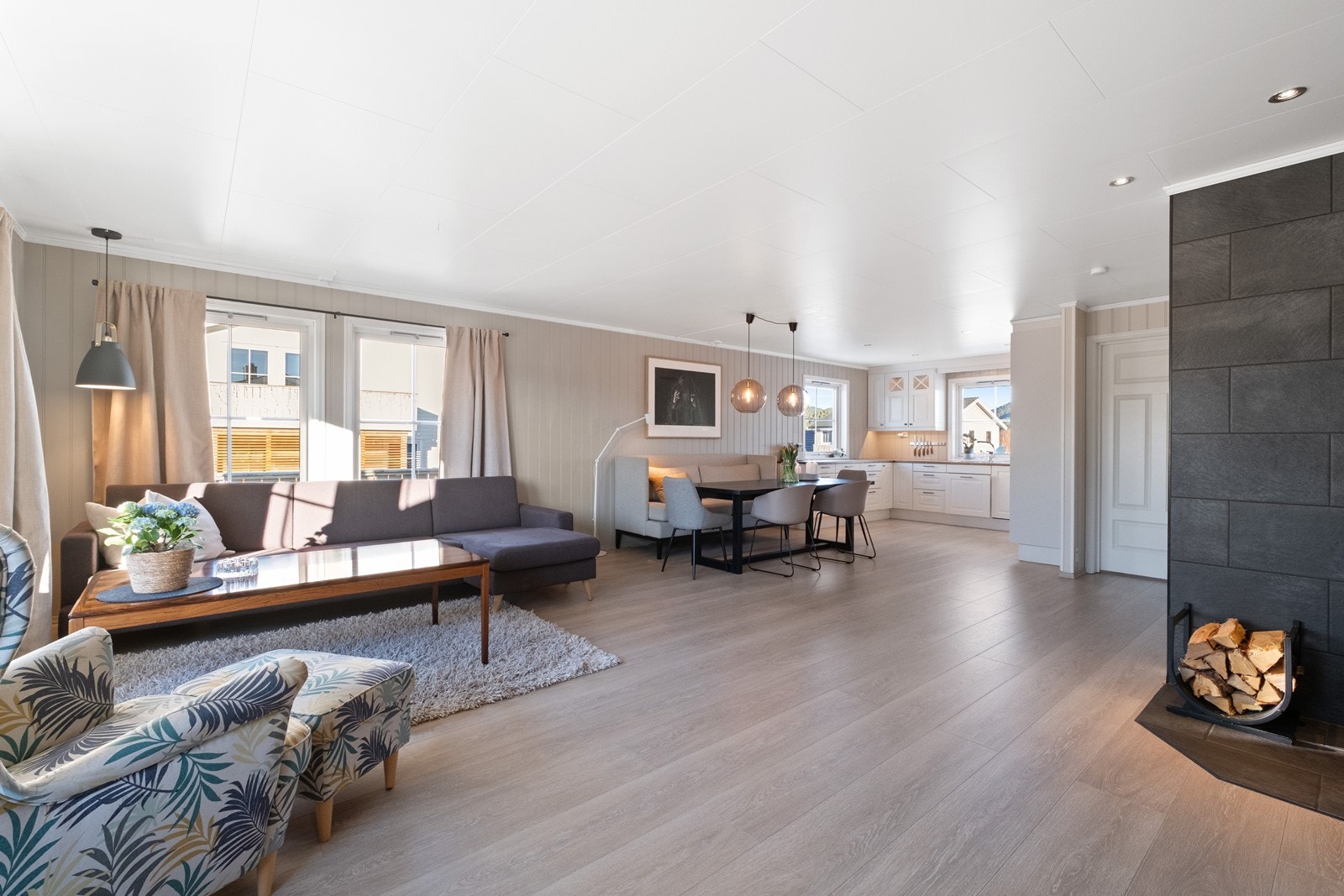 Stue og kjøkken ligger i 2. etasje, og den åpne løsningen gir en romslig følelse. Galleribilde