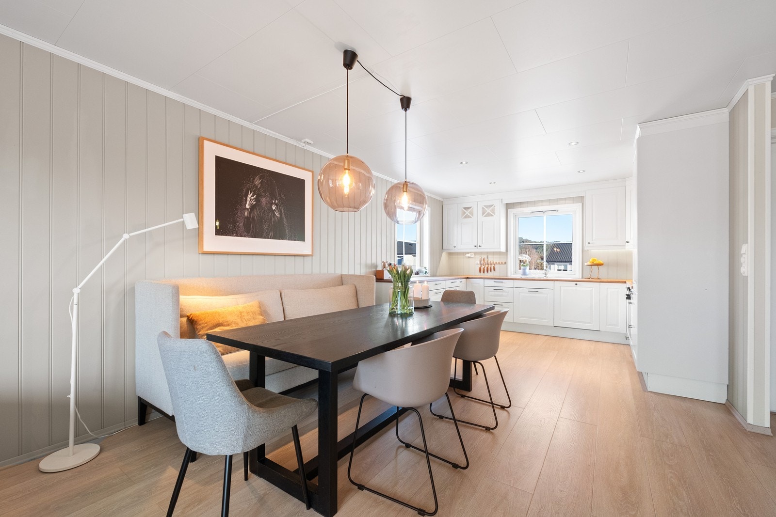 Her kan man stå på kjøkkenet og underholde gjestene samtidig. Galleribilde