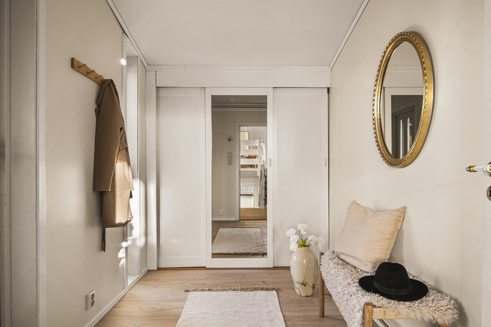 Skyvedørsgarderoben sørger for godt med oppbevaringsplass for jakker og sko Galleribilde