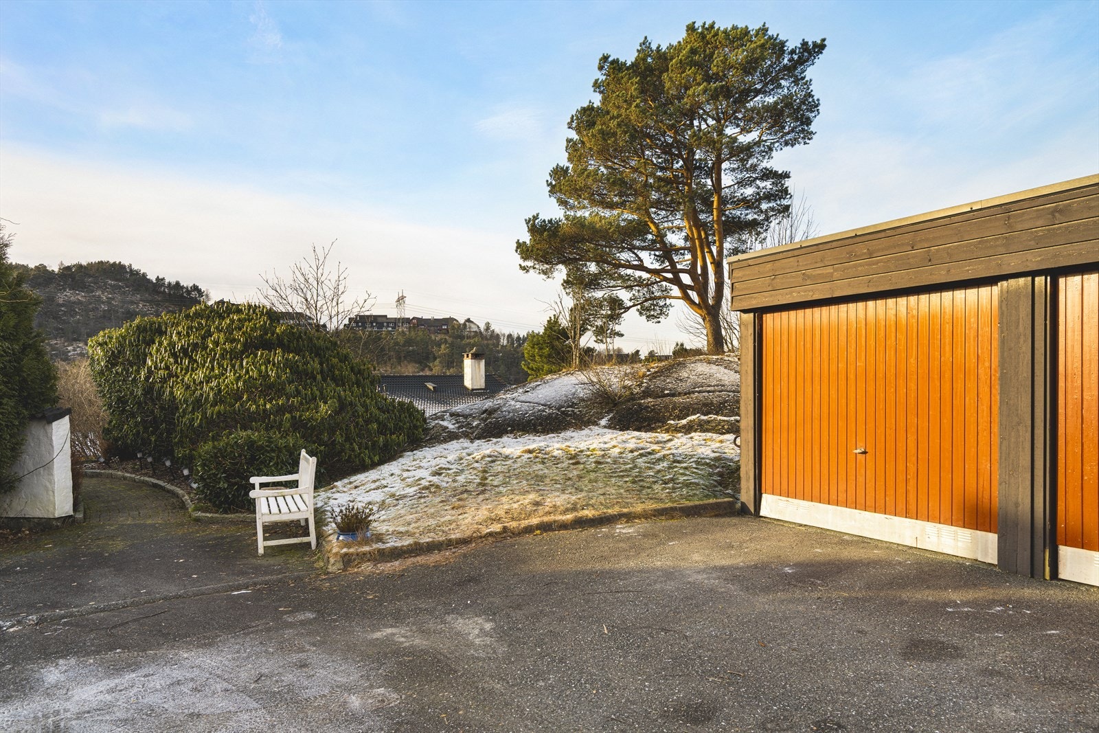 Tilhørende boligen er det en garasje Galleribilde