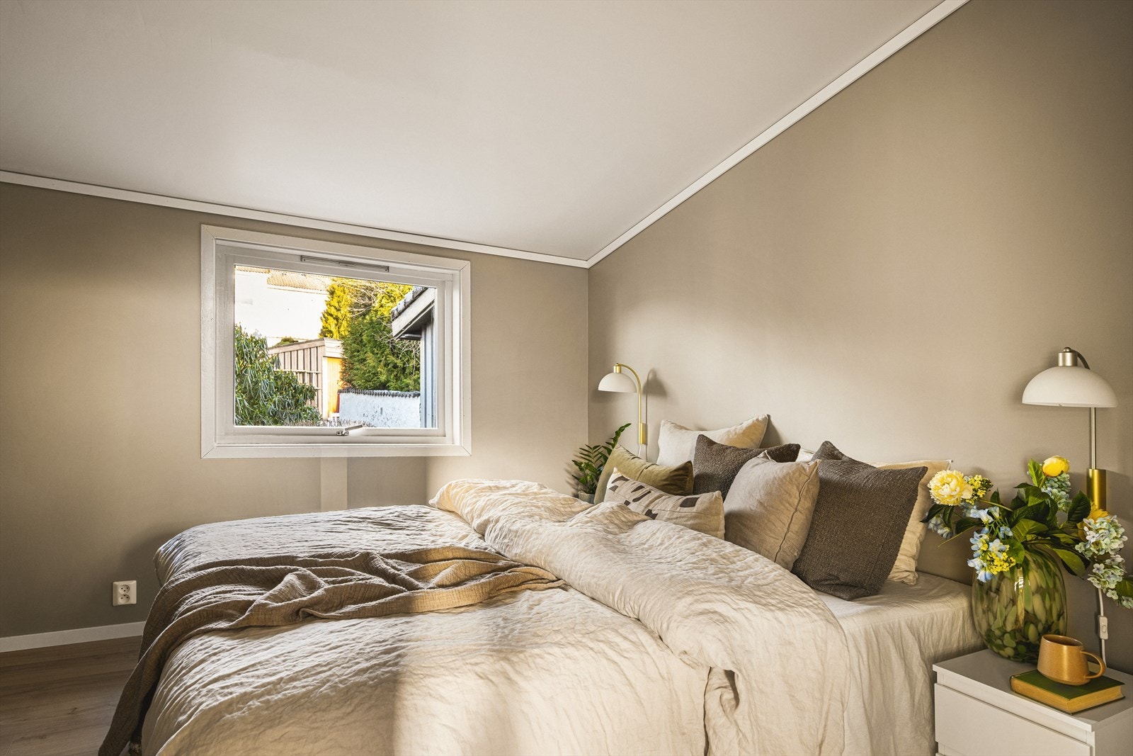 I hovedetasjen er det et luftig soverom, målt til 10,1 m² Galleribilde