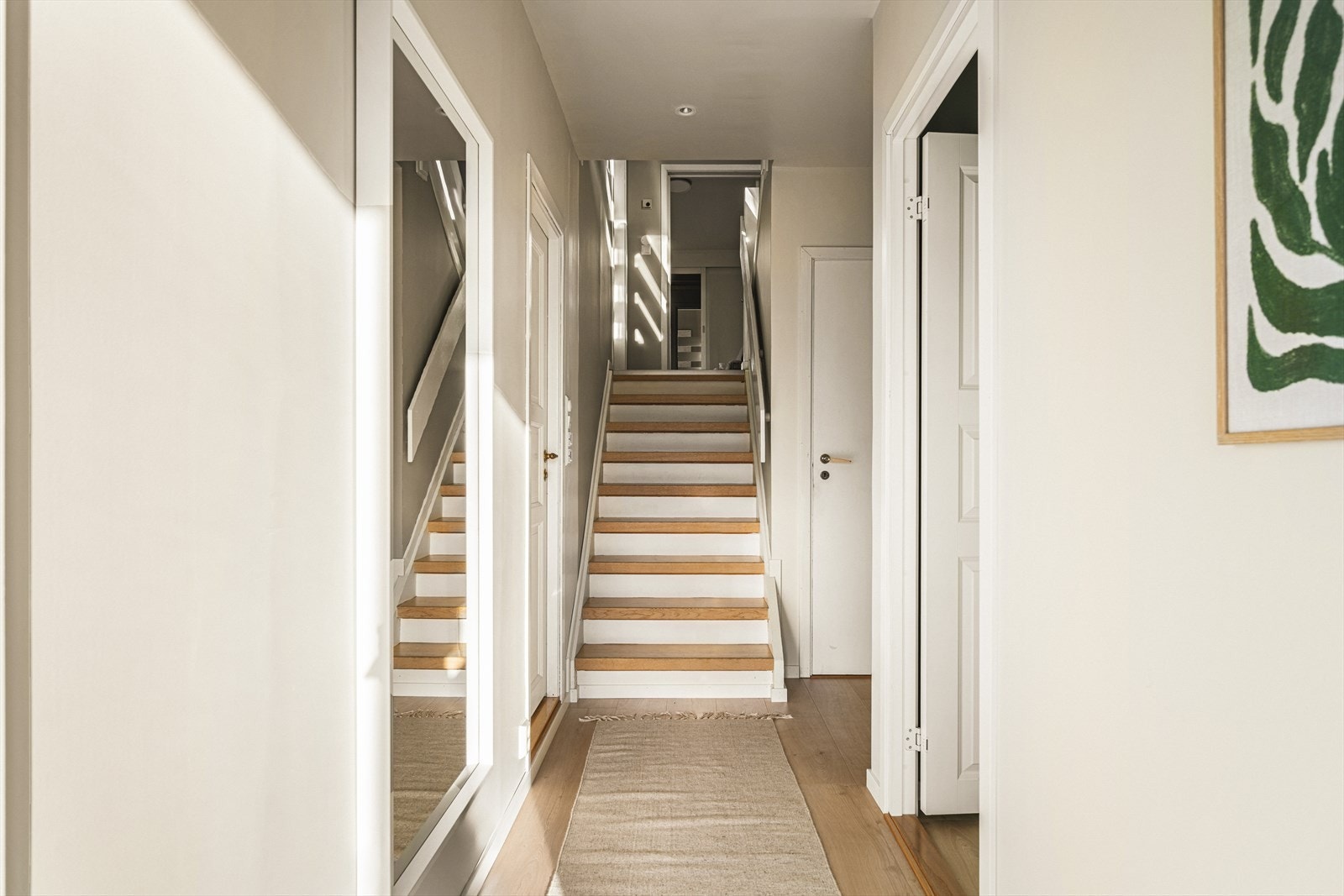 Underetasjen er blitt etterisolert, og er oppgradert med nye overflater og spotter Galleribilde