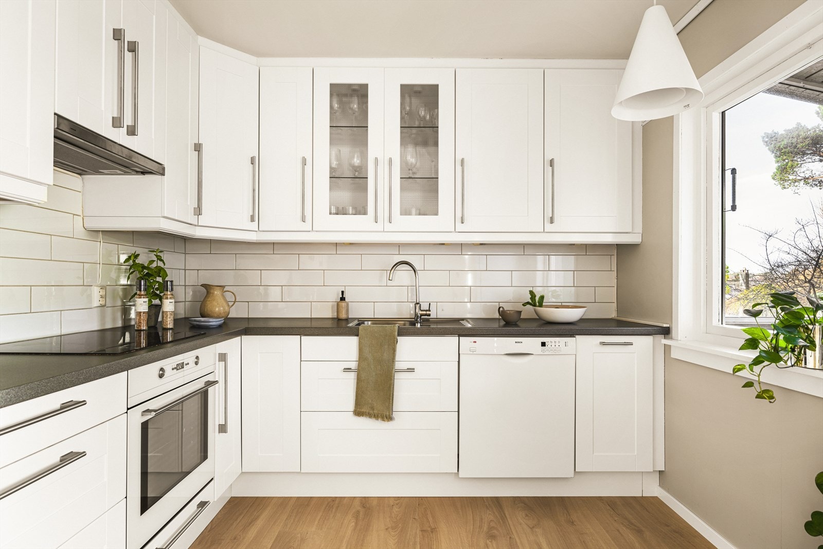 Av integrerte hvitevarer er det oppvaskmaskin, platetopp og stekeovn. Det er kjøkkenventilator med avtrekk ut. Galleribilde