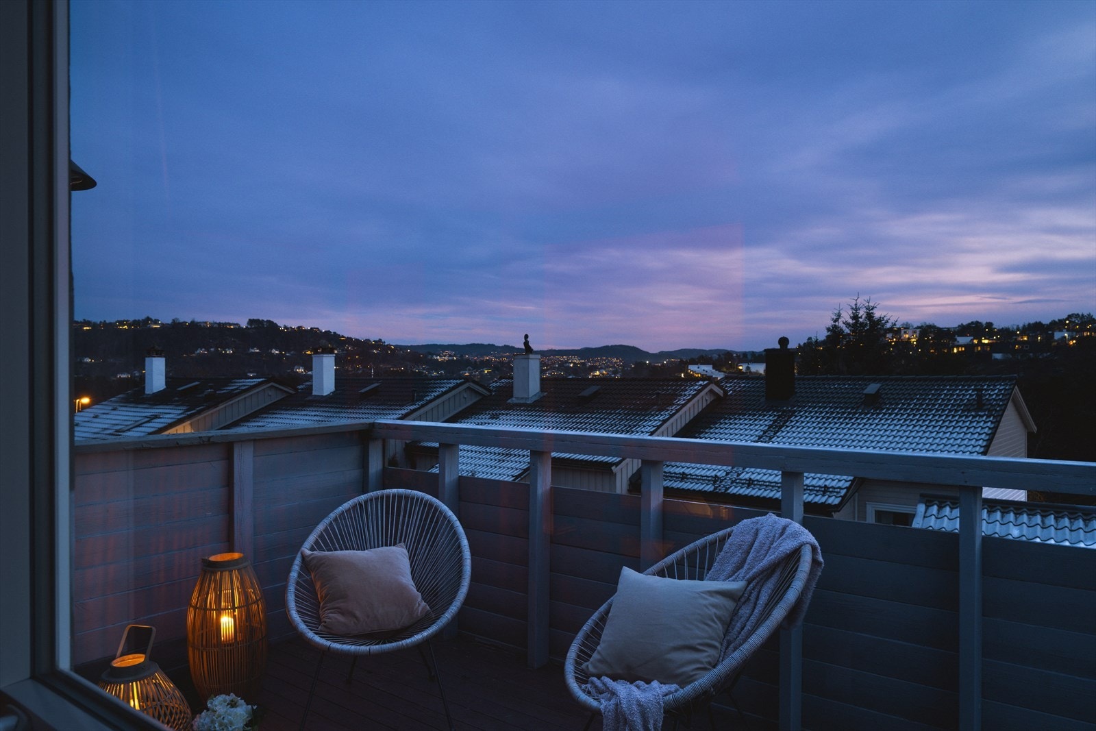 Et flott enderekkehus med høy og usjenert beliggenhet, innholdsrike uteområder og nydelige solforhold Galleribilde