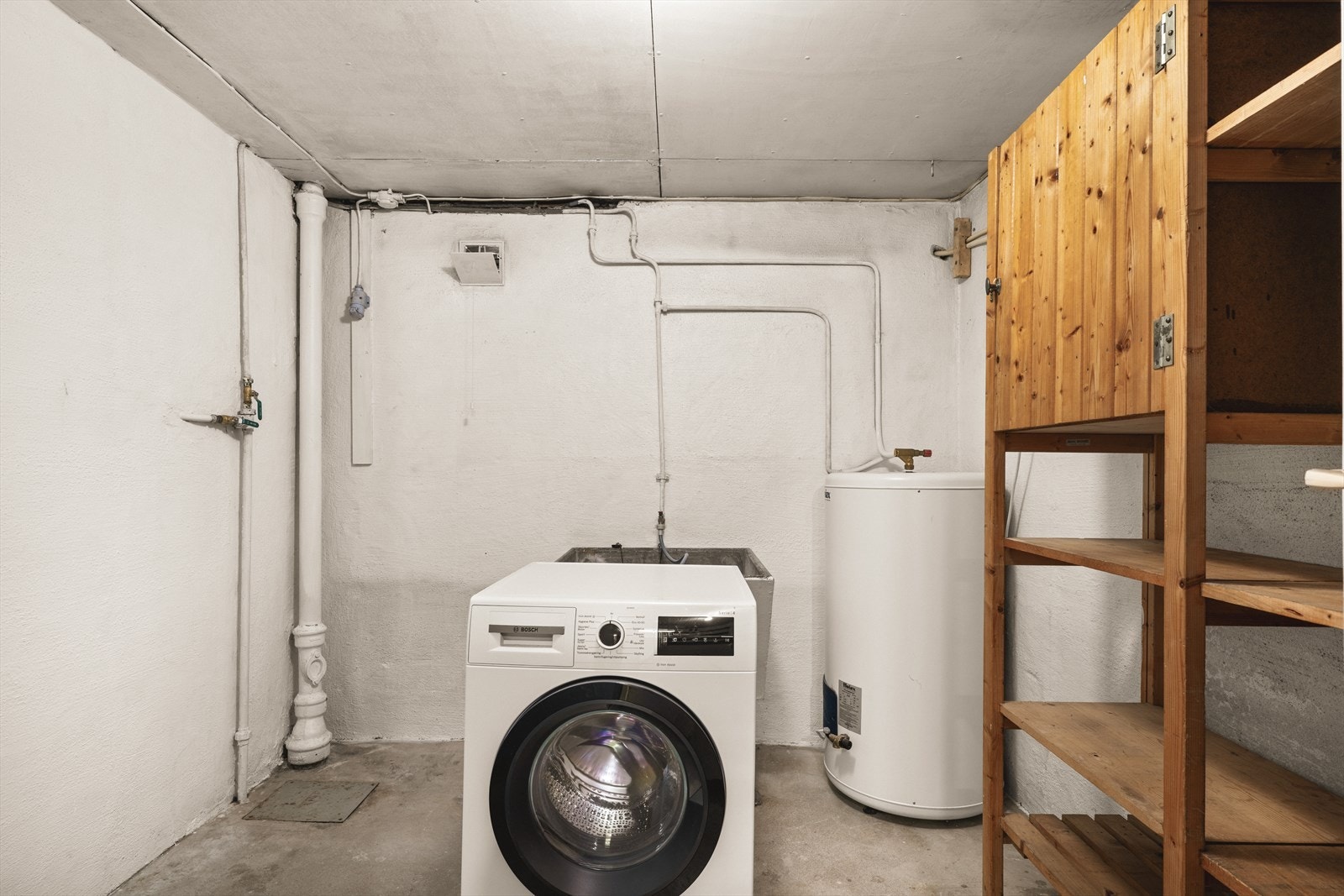 Utstyrt med vaskekum, varmtvannsbereder og opplegg for vaskemaskin Galleribilde