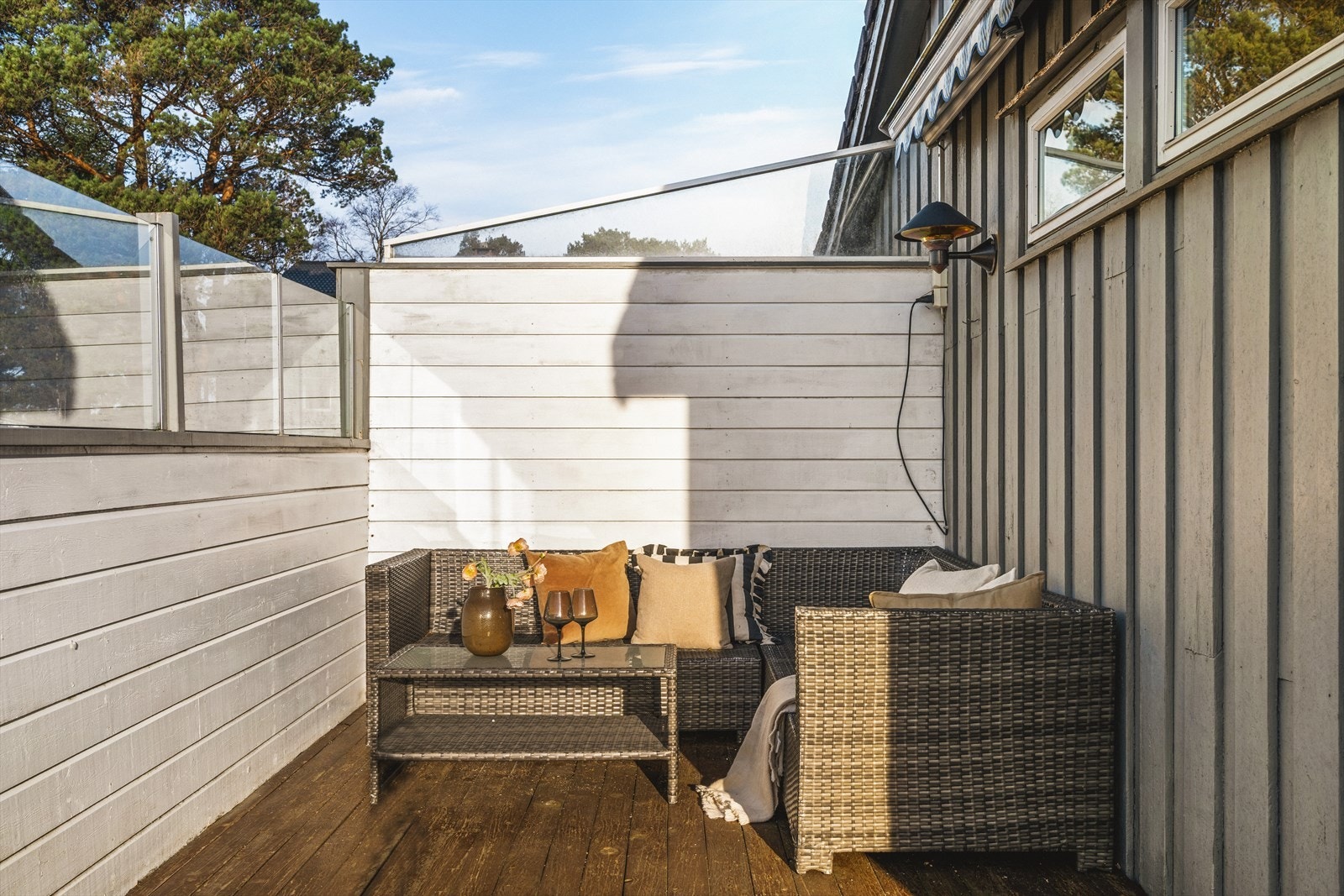 Leveggen skjermer for vær og vind, og ønsker du skygge kan markisen trekkes ut Galleribilde