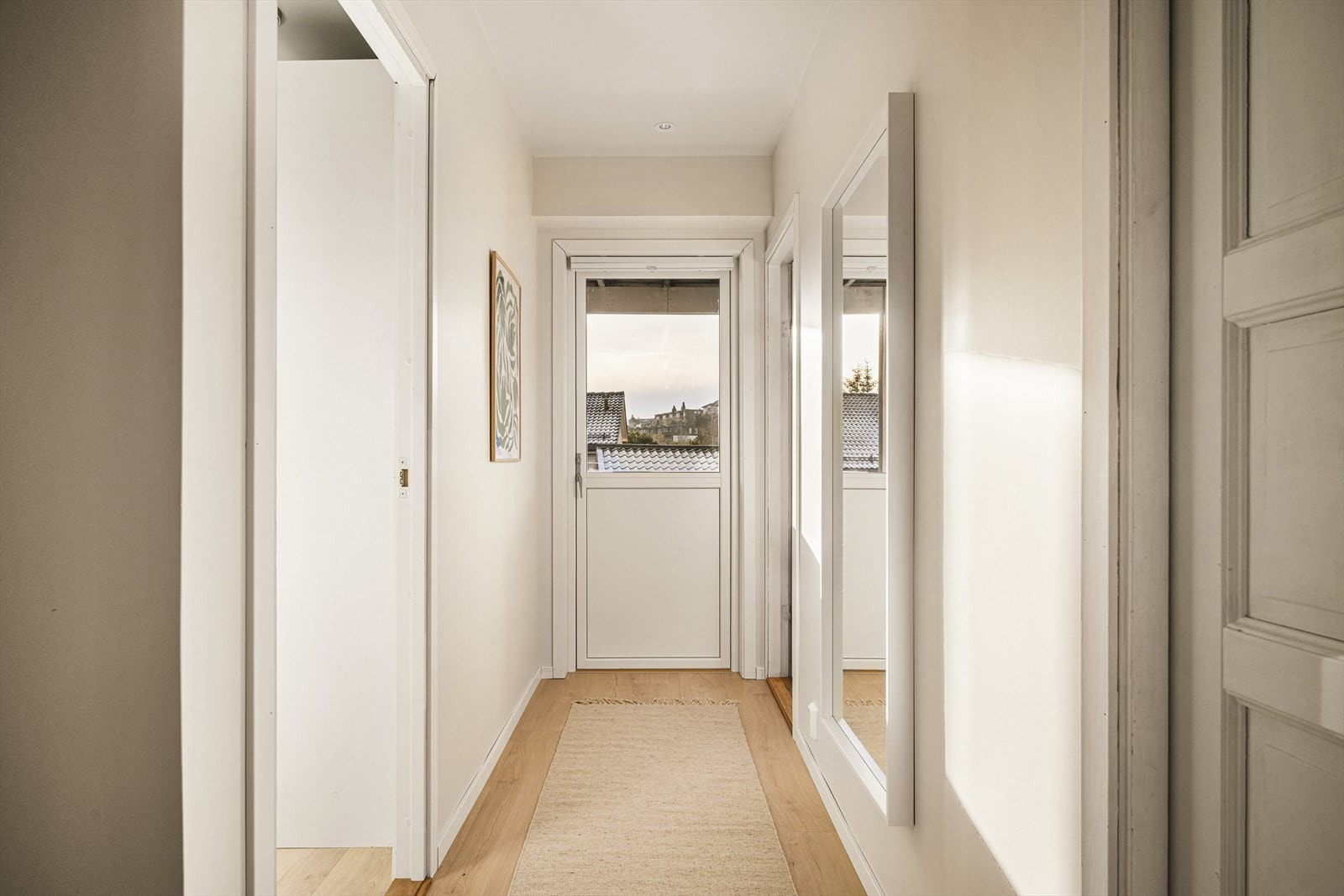 Det er egen inngang fra hagen Galleribilde