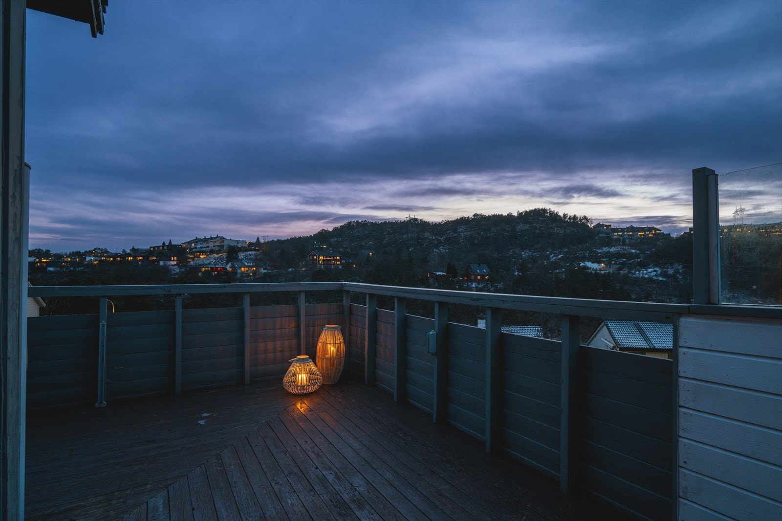 Fra stuen kommer vi ut til en sør-vestvendt altan, målt til hele 29 m² Galleribilde