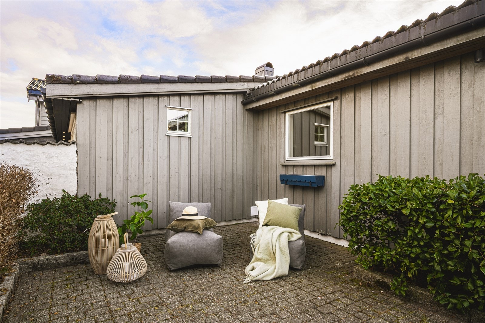 Hellelagt inngangsparti, pent innrammet med hekk og beplantning Galleribilde