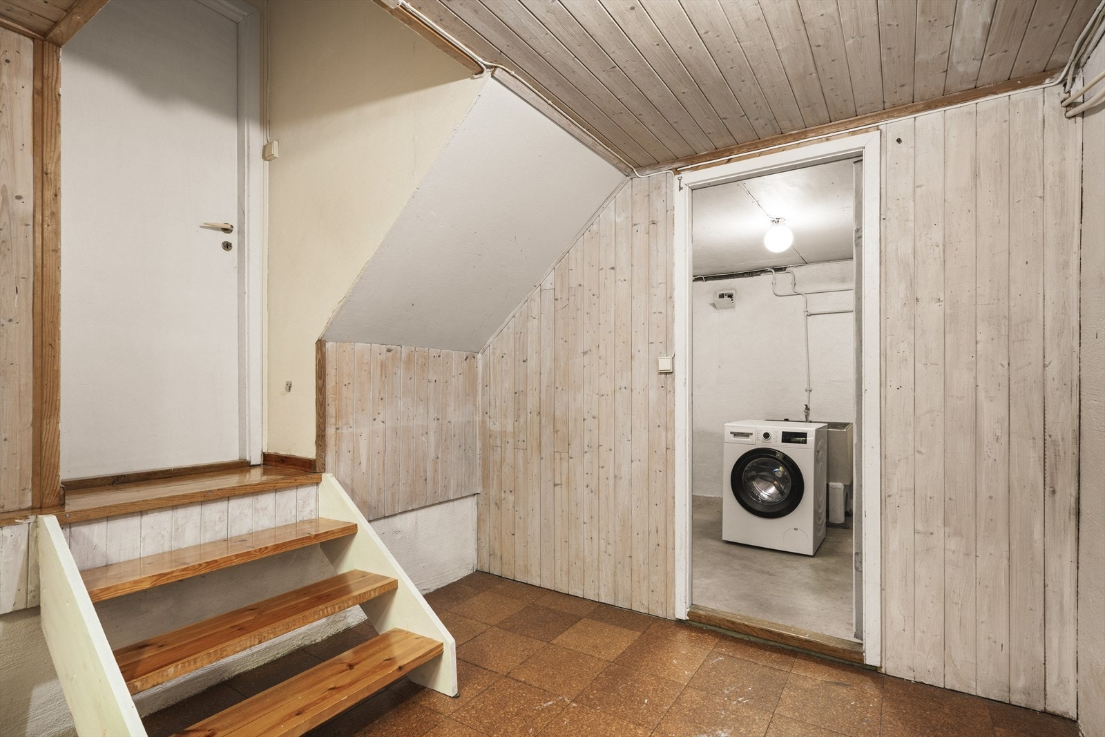 I kjelleren finner du et stort bodareal, samt et eget vaskerom Galleribilde