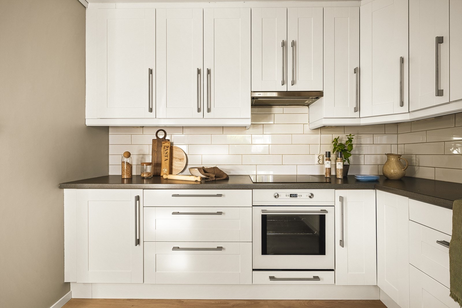 Kjøkkenet er lyst og tidsriktig, med rikelig plass til både matlaging og oppbevaring Galleribilde