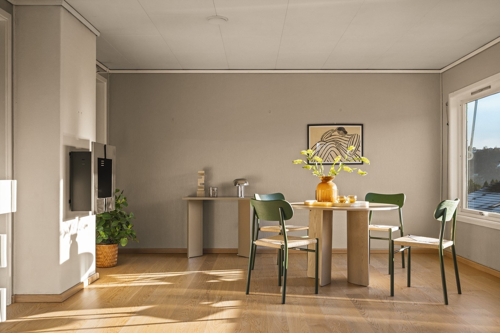 Stuen er romslig, og malt i en tidsriktig farge som står i stil med det flotte parkettgulvet Galleribilde