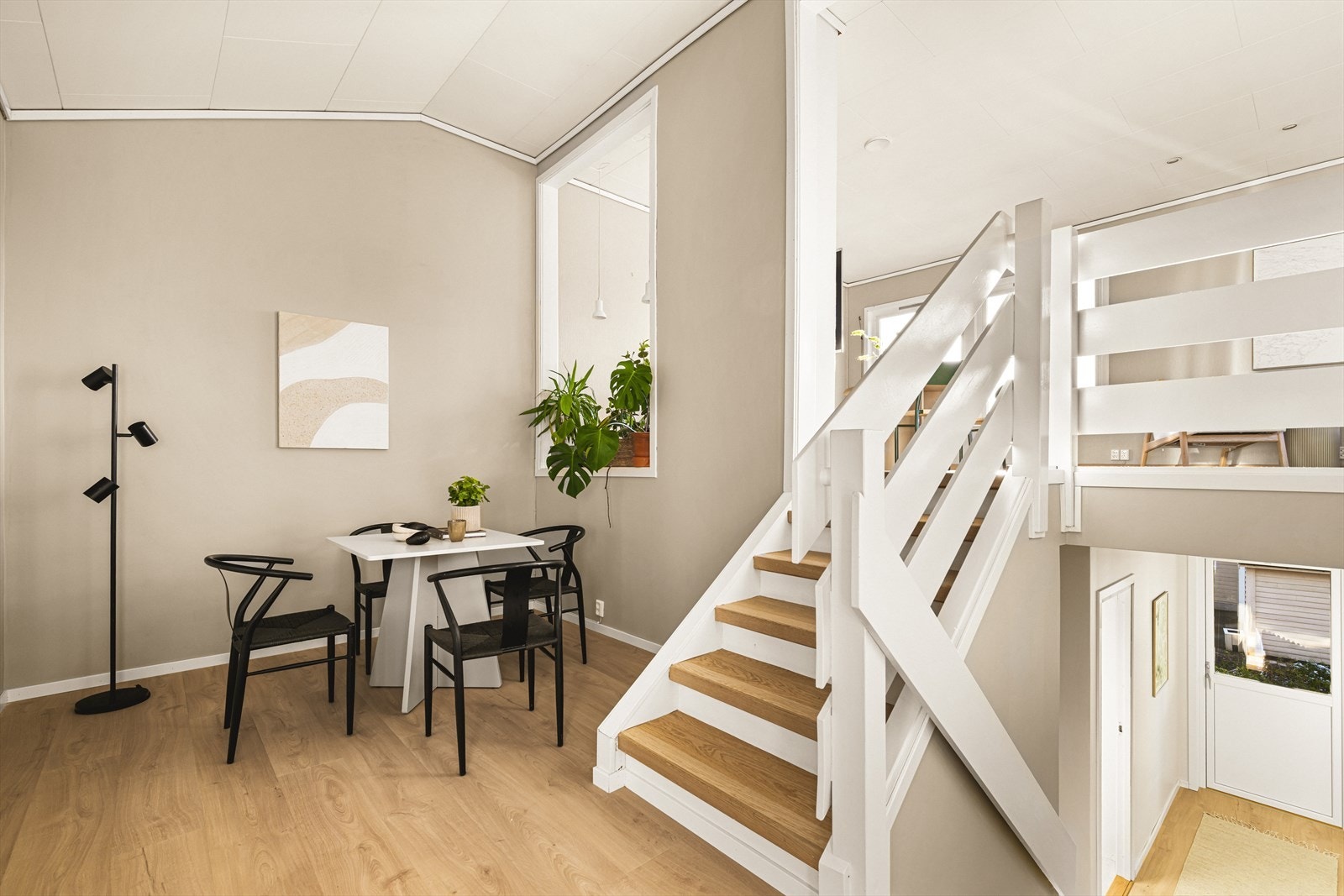 En sosial etasje med god takhøyde og rikelig med naturlig lysinnslipp Galleribilde