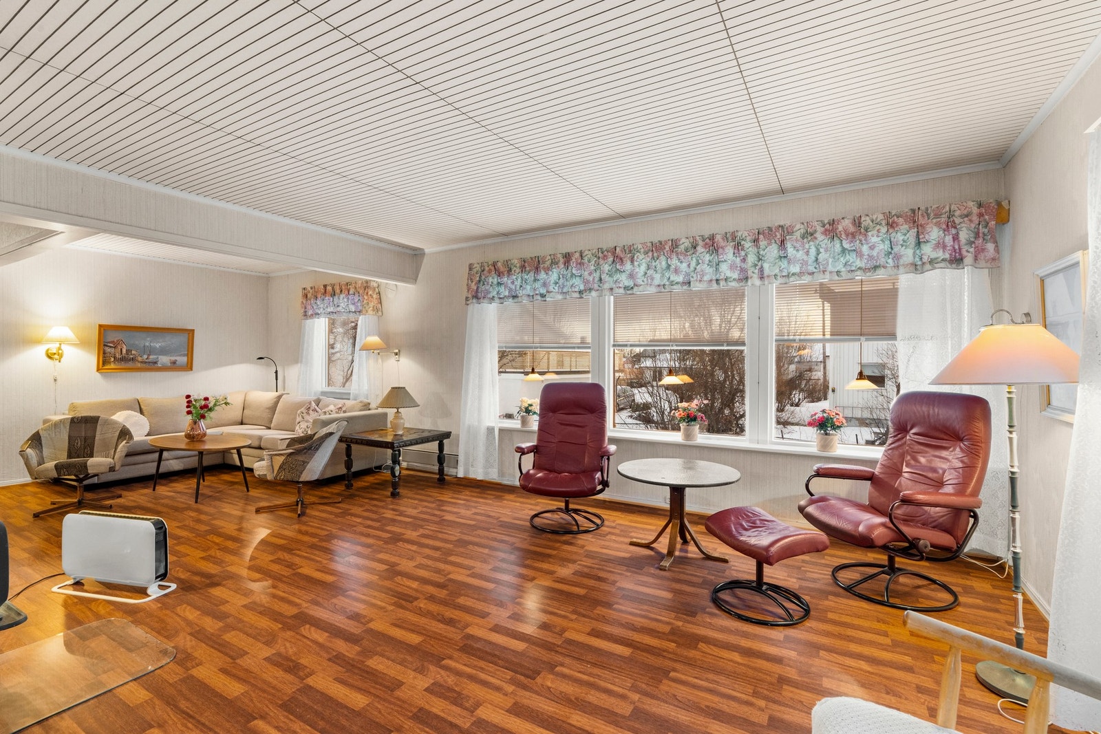 Stuen er formet slik at man enkelt kan etablere flere sosiale soner Galleribilde