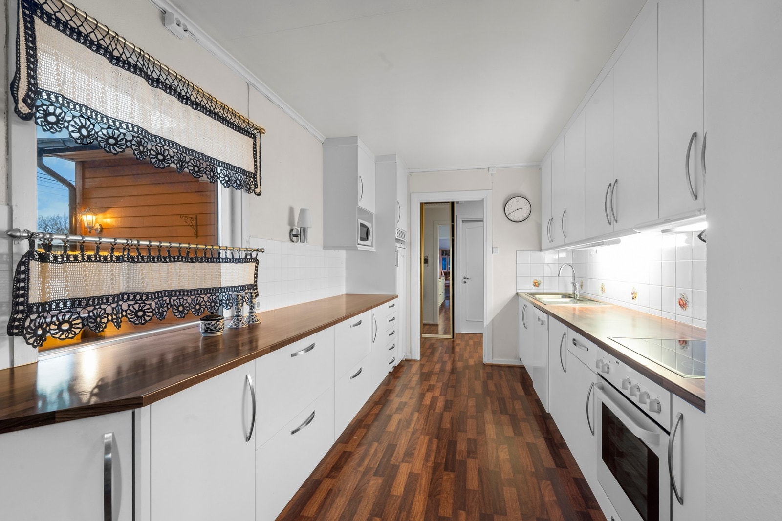 Tidløst kjøkken som har godt med skap - og benkeplass Galleribilde