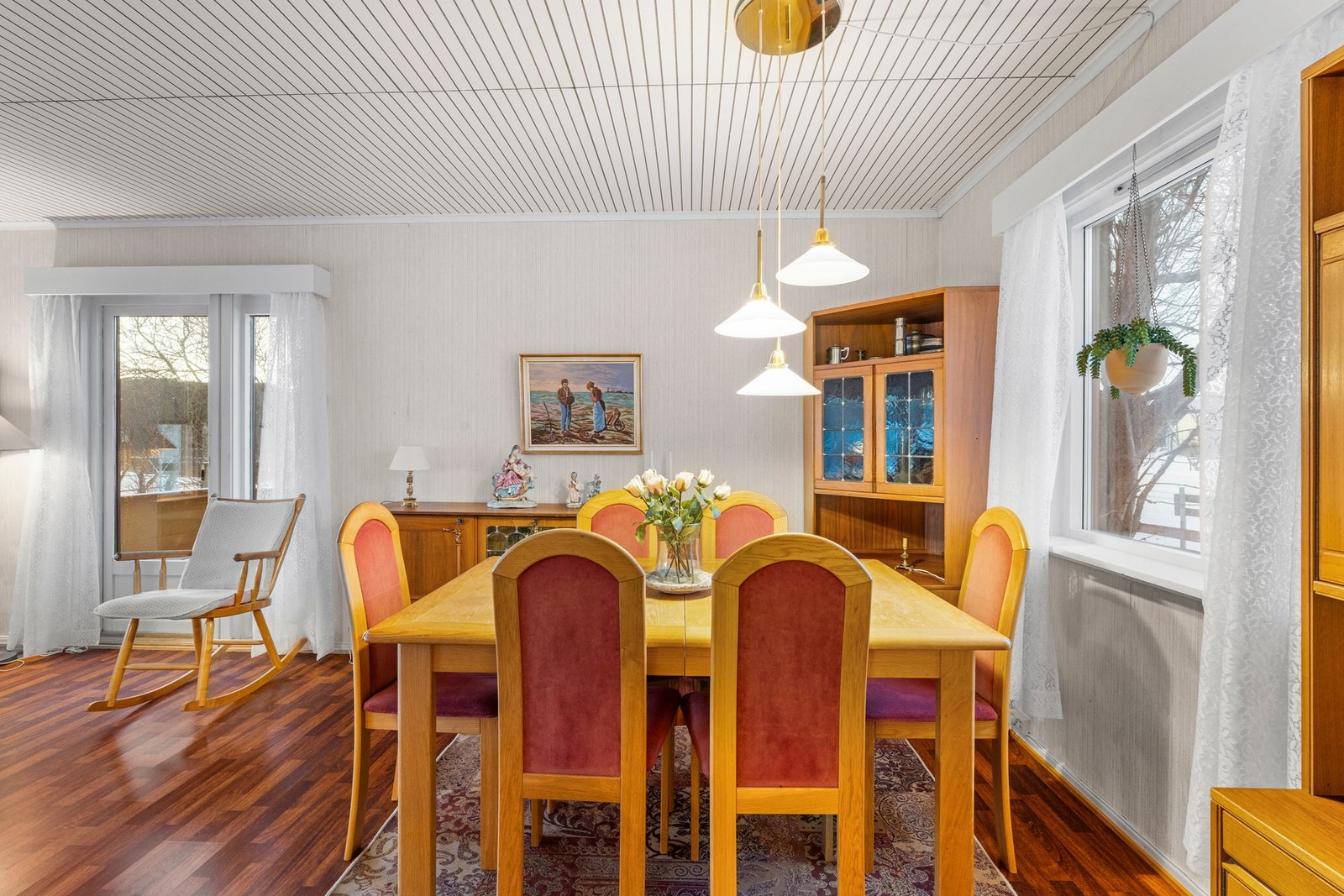 Spisestuen er plassert nært kjøkkenet Galleribilde