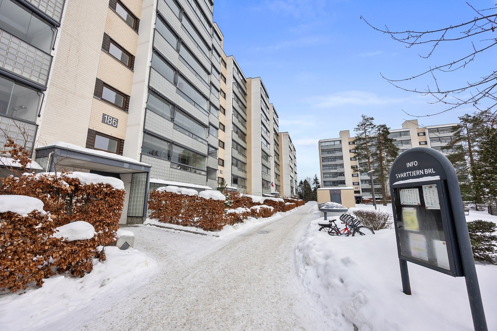 Svarttjern Borettslag består av 18 blokker og er tilknyttet OBOS som forretningsfører. Galleribilde