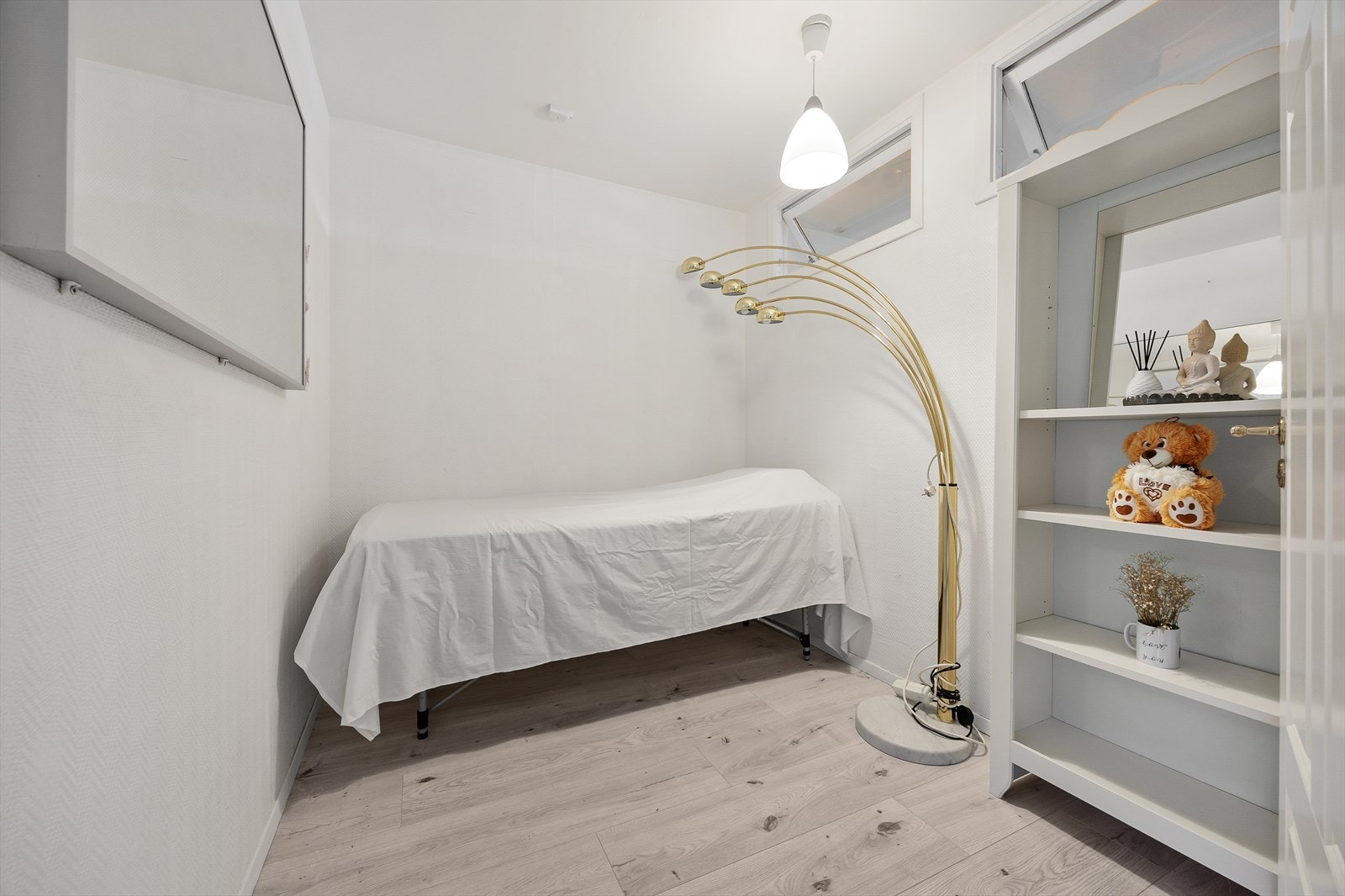 Den praktiske sovealkoven kan også benyttes som kontor eller gjesterom. Galleribilde