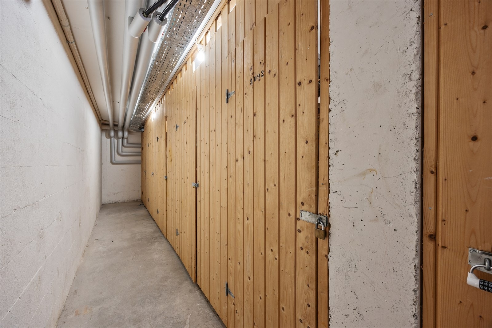 Leiligheten disponerer en kjellerbod på 2 m² for ekstra lagring. Galleribilde