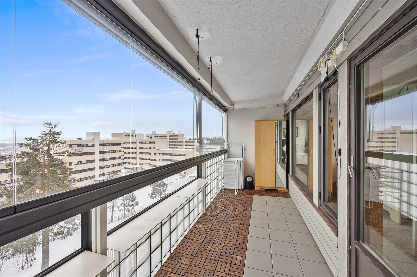 Den store, innglassede balkongen på 12 m² fungerer som et lyst og anvendelig ekstra oppholdsrom. Galleribilde