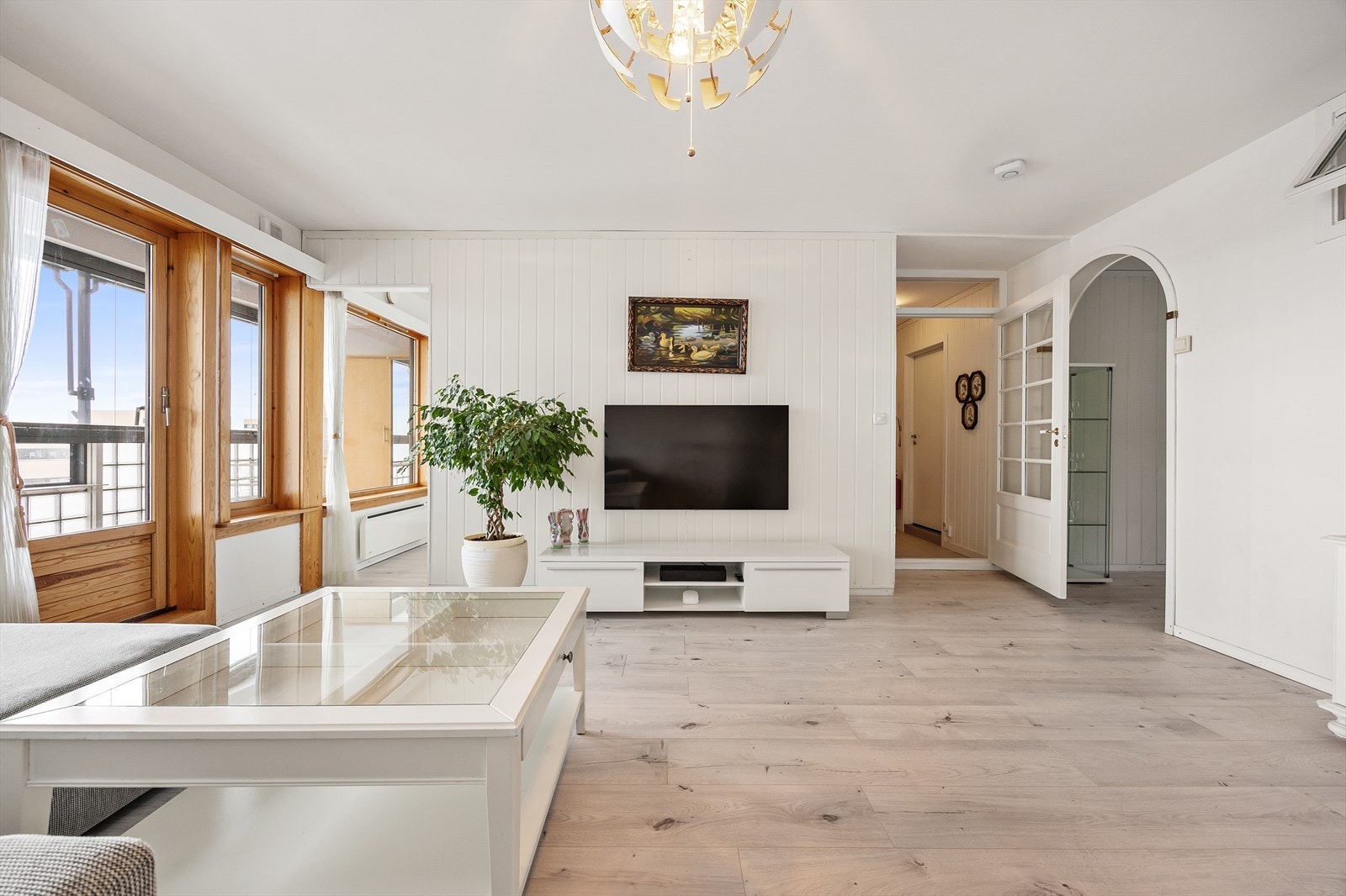 Gjennomgående laminatgulv fra 2021 binder rommene sammen på en helhetlig måte. Galleribilde