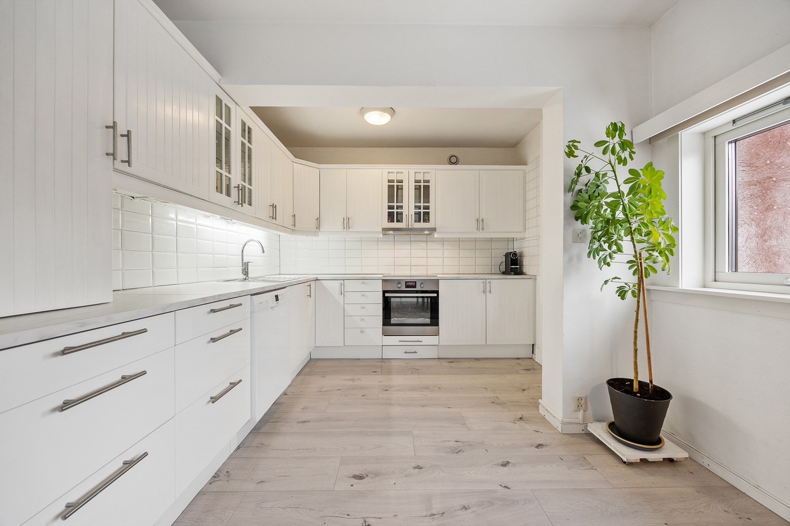 Leiligheten har et moderne og totalrenovert kjøkken fra 2025 med integrerte hvitevarer. Galleribilde