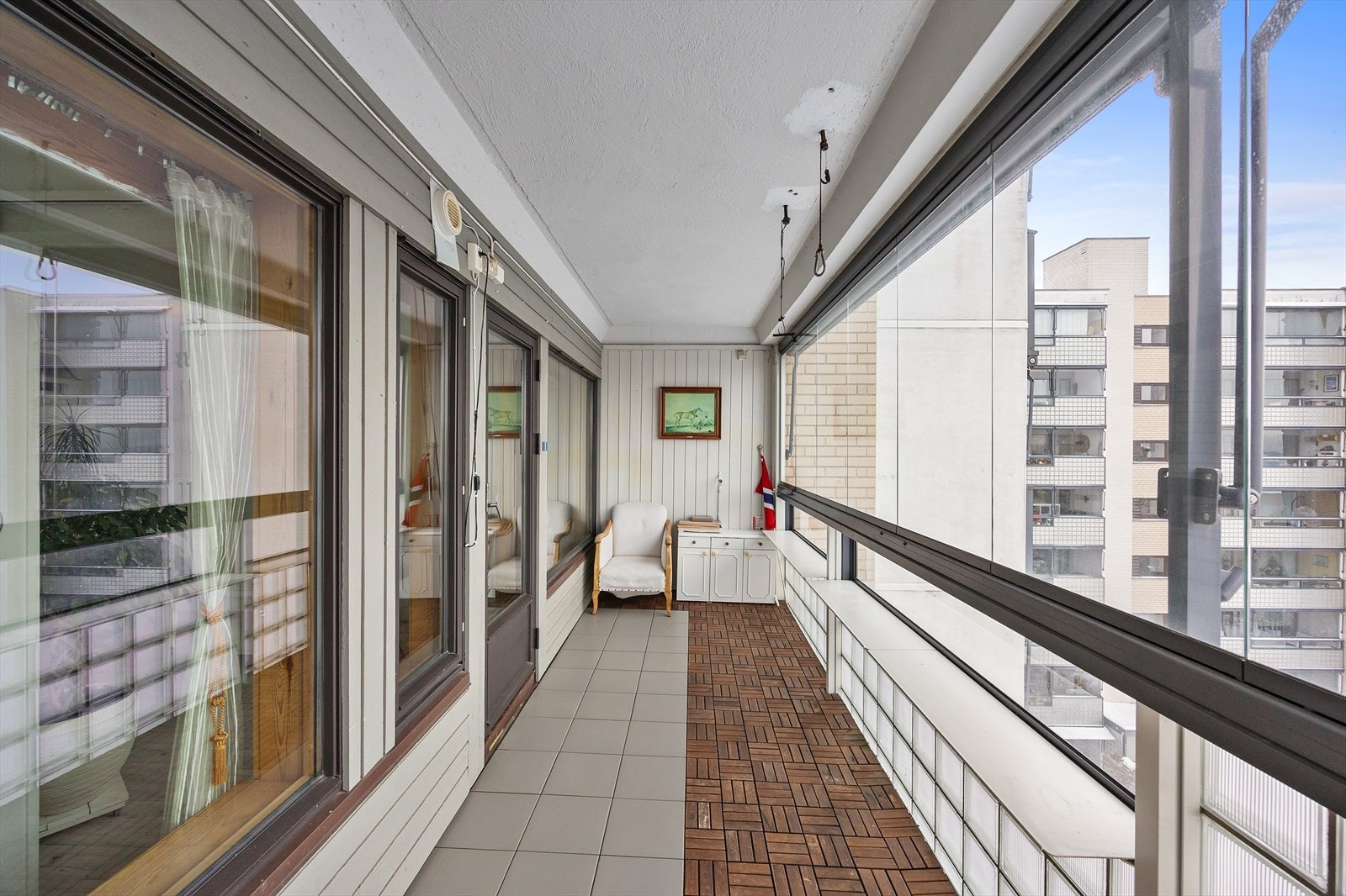 Balkongen har nyere isolerglassvinduer som gjør den anvendelig store deler av året. Galleribilde