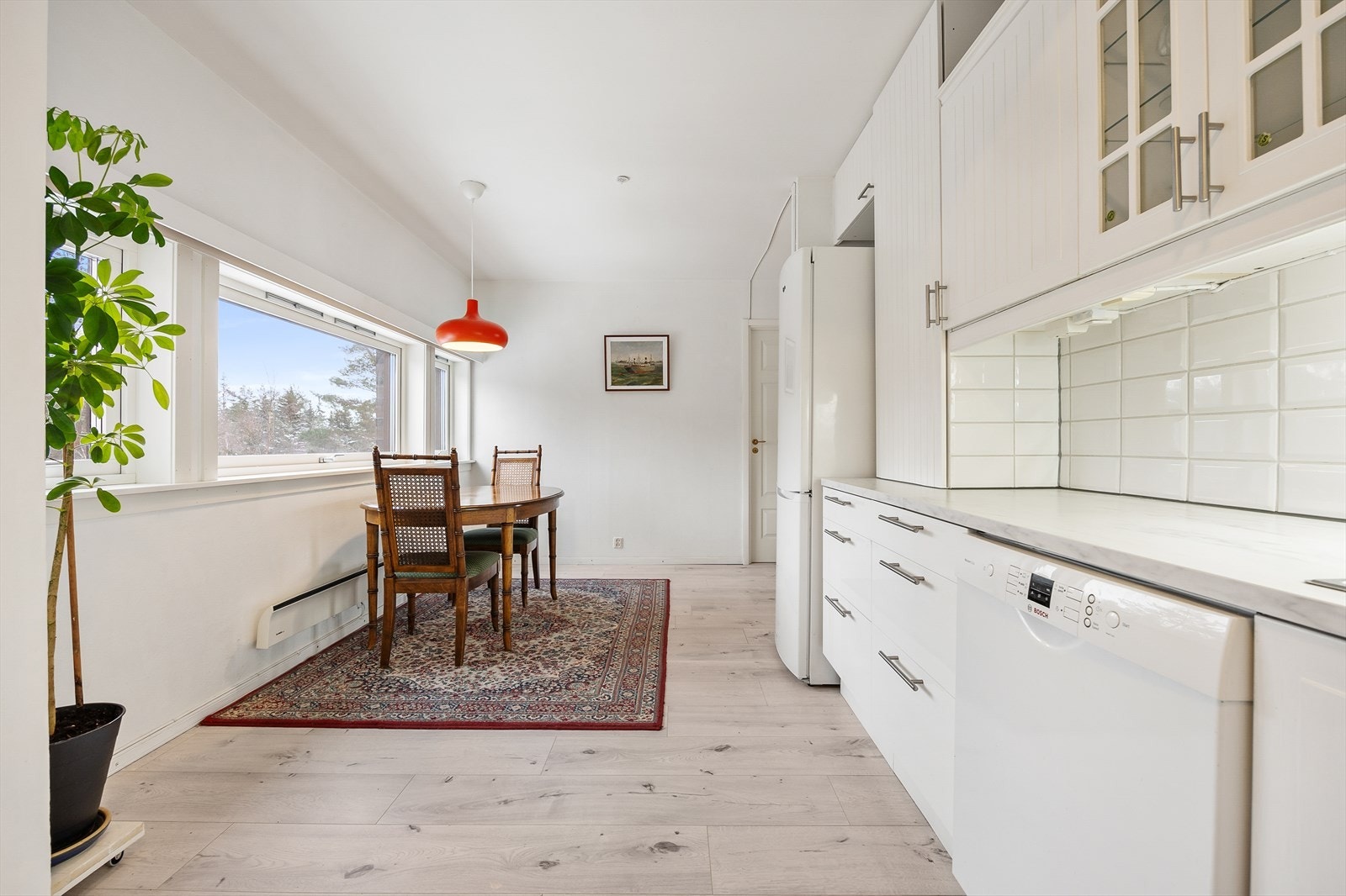 Innredningen fra Ikea har slette fronter, laminat benkeplate og fliser over benk. Galleribilde