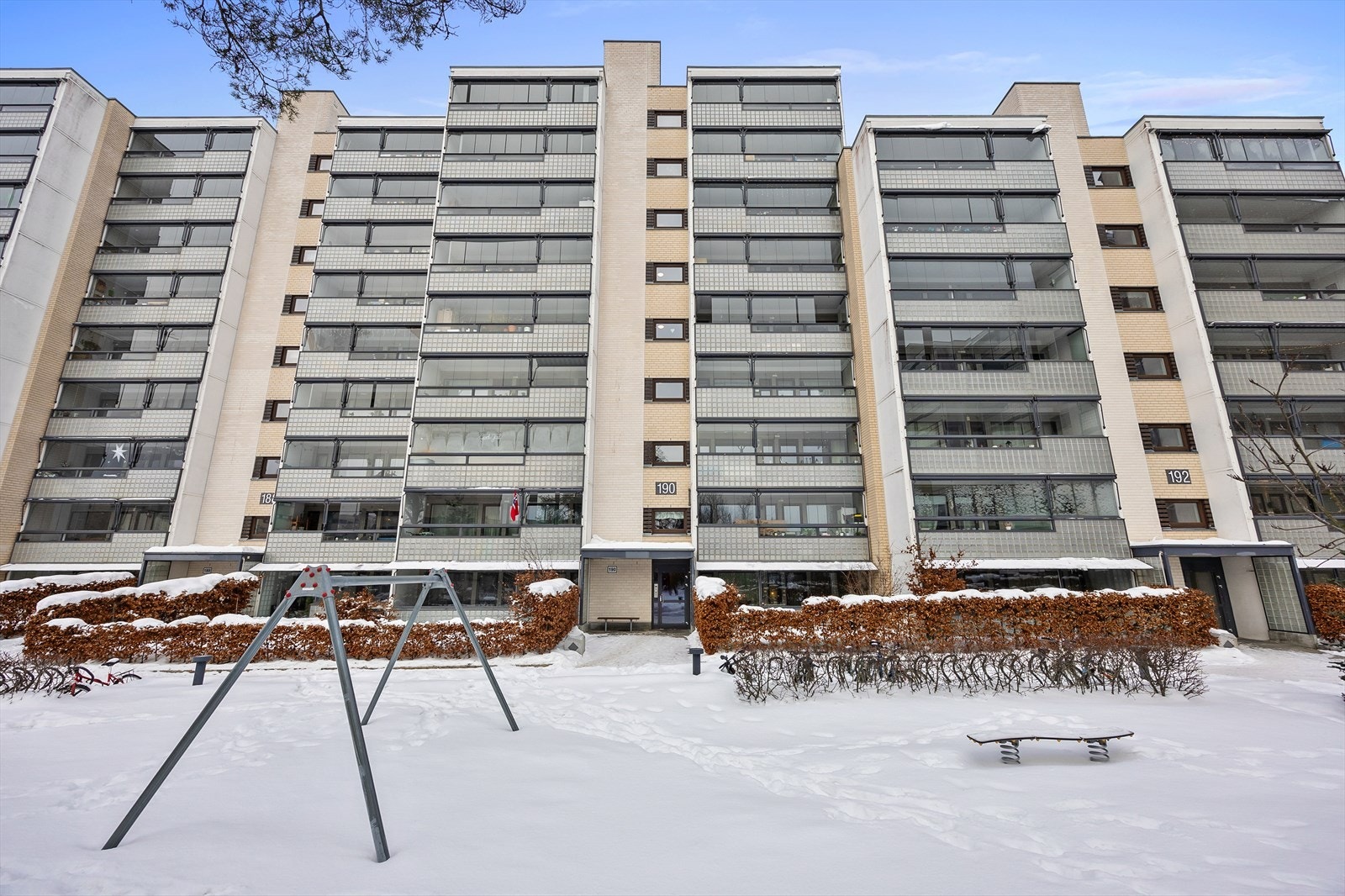 Fasadene er etterisolert og forblendet med teglstein, som gir et solid inntrykk. Galleribilde