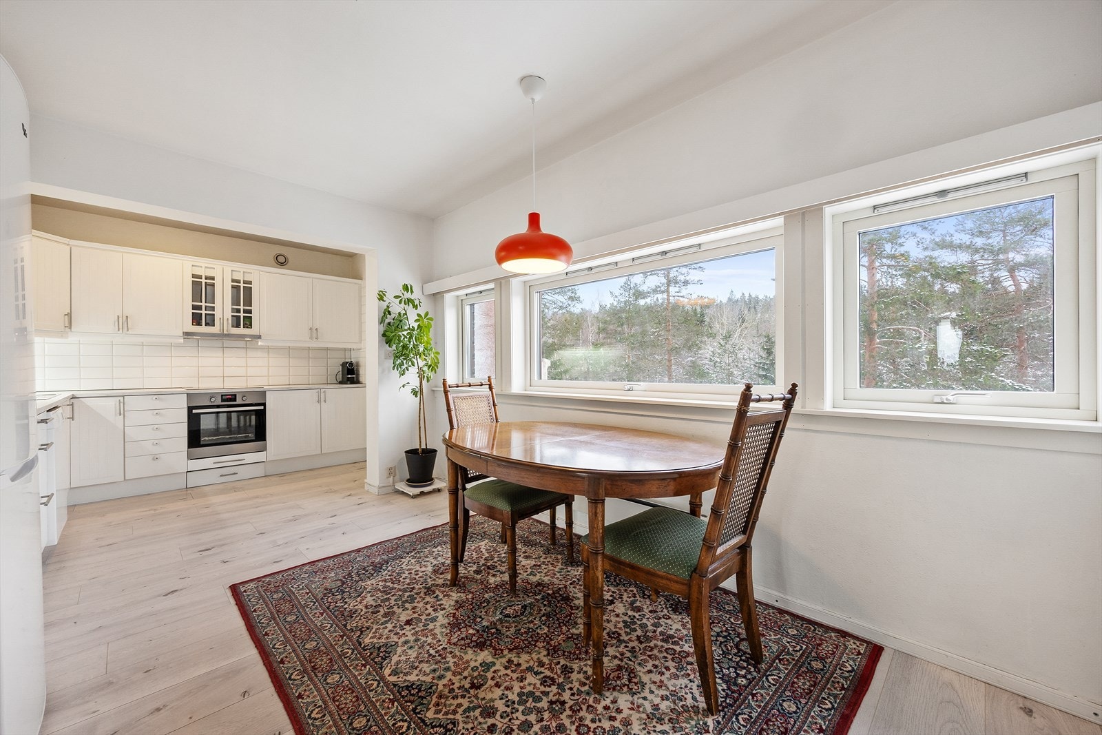 Kjøkkenet har god plass til en hyggelig spiseplass ved vinduet. Galleribilde