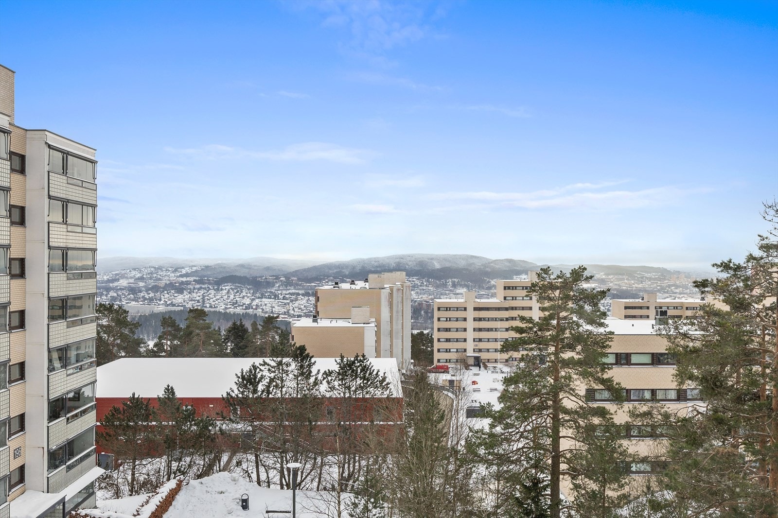 Fra leiligheten har man en vidstrakt utsikt over nærområdet. Galleribilde